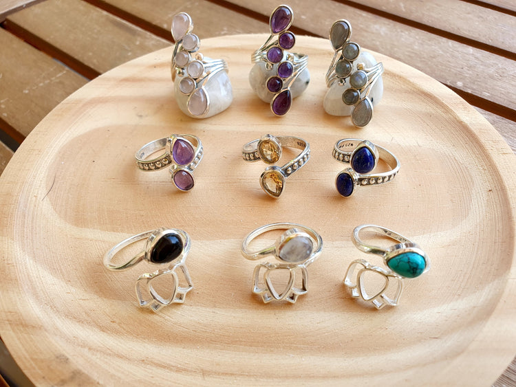 Anillos ajustables en plata de ley 925 con minerales elegantes y con propiedades energéticas.