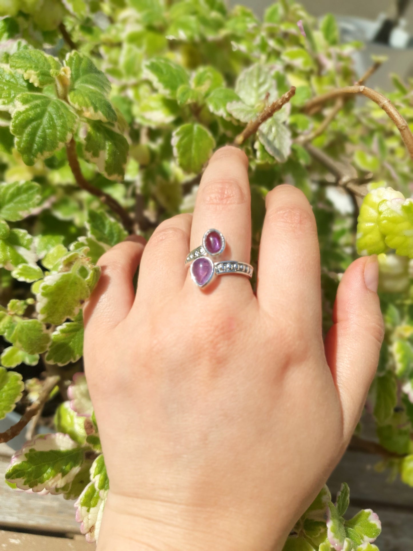 Anillo ajustable de amatista en plata de ley 925, joya para calma, protección y equilibrio espiritual.
