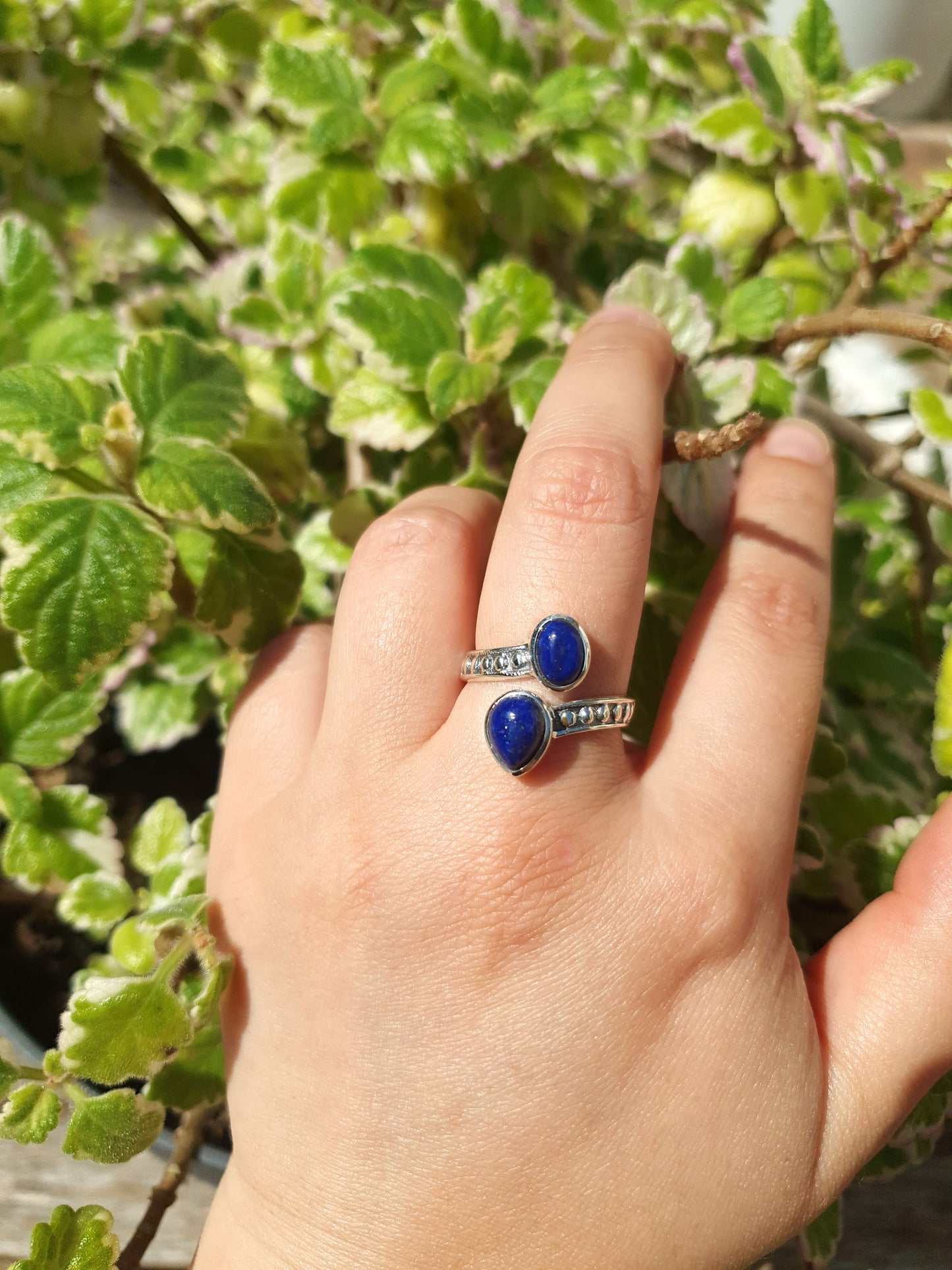Anillo ajustable de lapislázuli en plata de ley 925, joya para sabiduría, intuición y comunicación consciente.