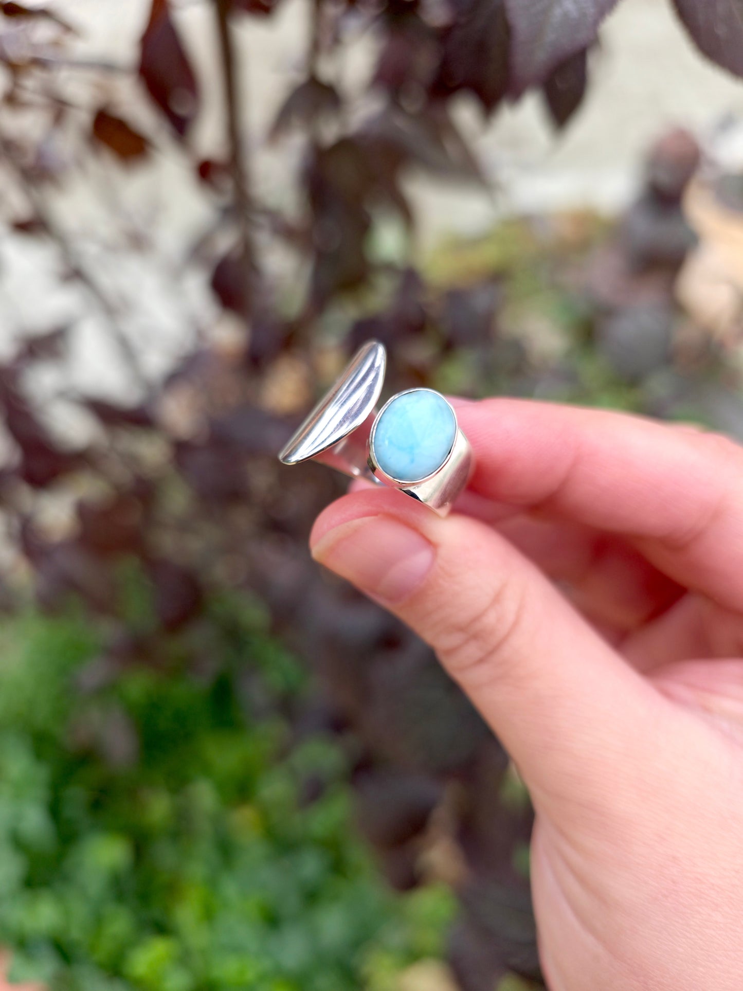 Anillo ajustable de larimar para armonía emocional y bienestar