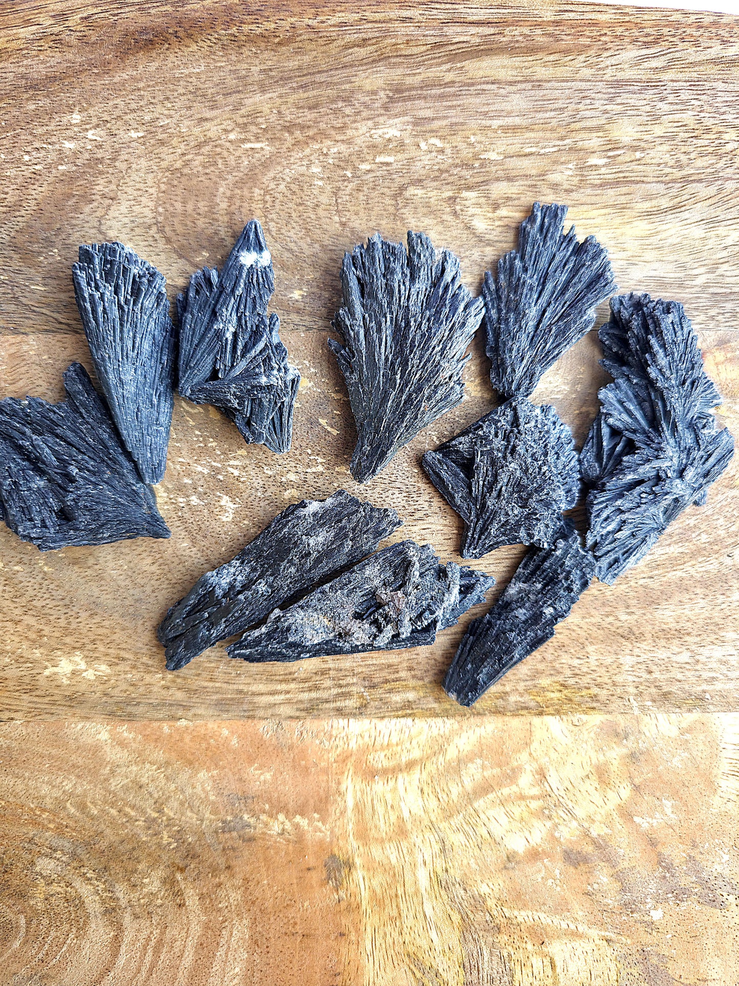 Cianita negra en bruto. Piezas de 50 a 80 mm. Escoba de Bruja