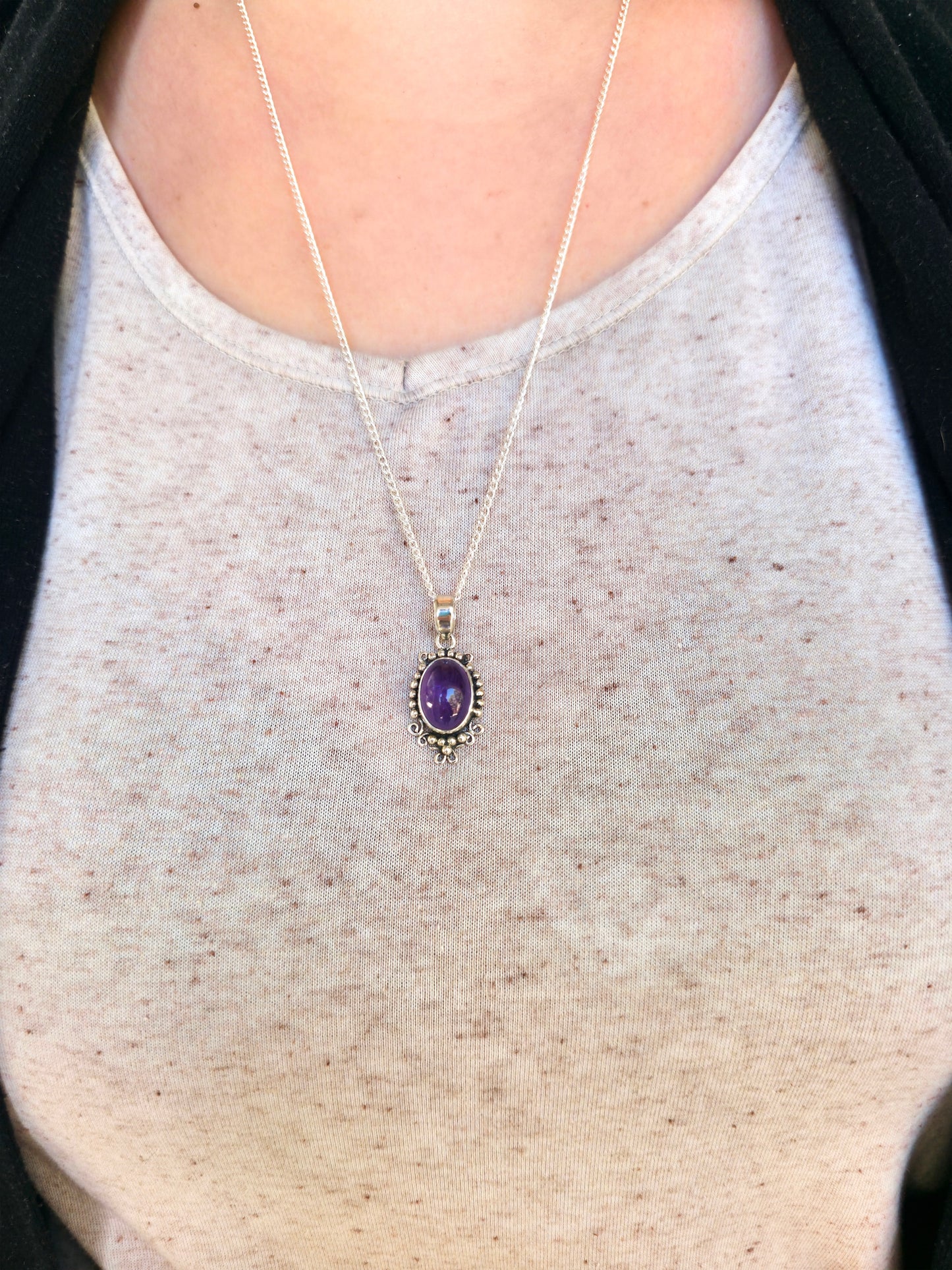 Amatista natural en plata de ley estilo bohemio – colgante protector y armonizador.
