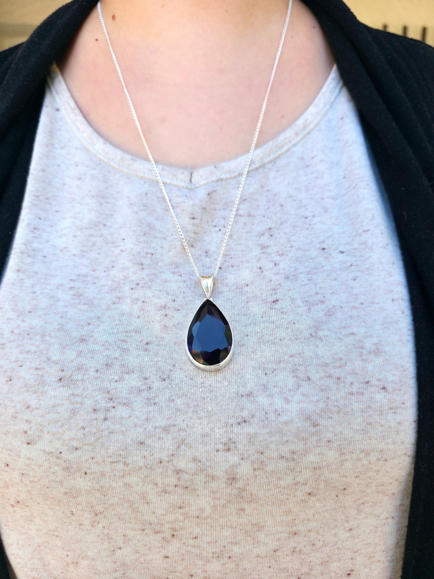 Amatista natural en lágrima montada en plata – colgante espiritual y elegante con opción de cadena.