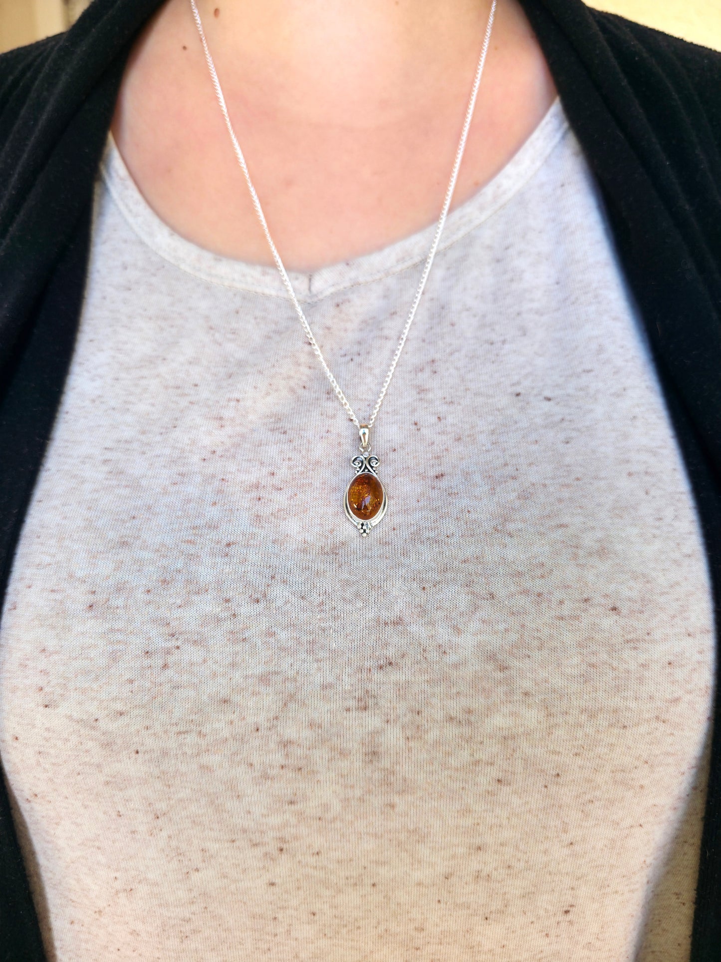 Ámbar natural en plata de ley estilo bohemio – colgante purificador y estimulante.