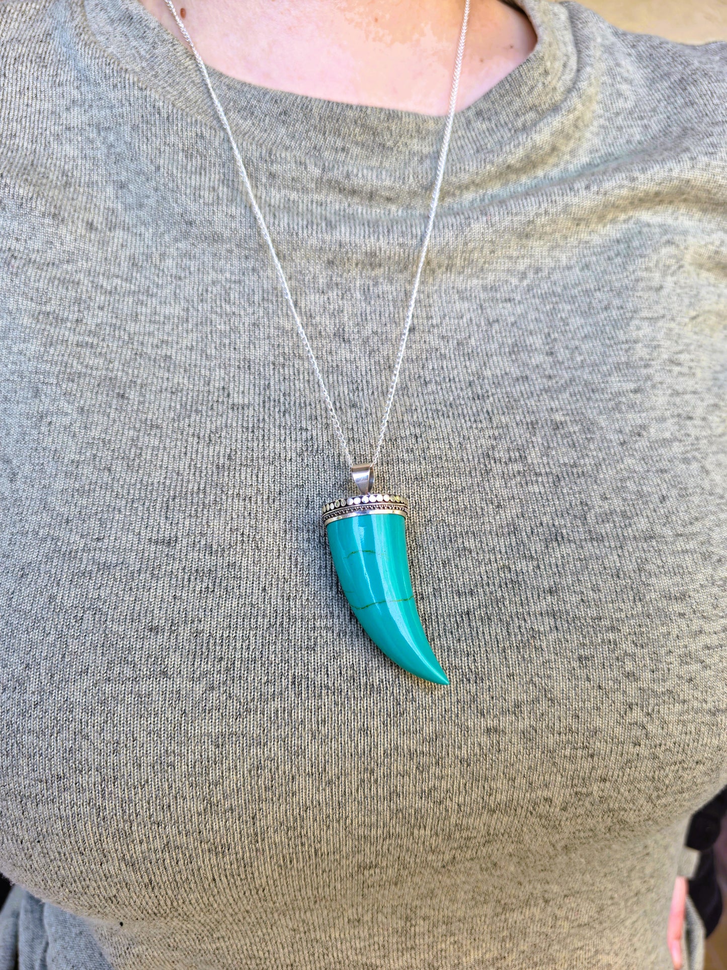 Joya artesanal de turquesa natural en plata 925 balinés espiritualmente protectora