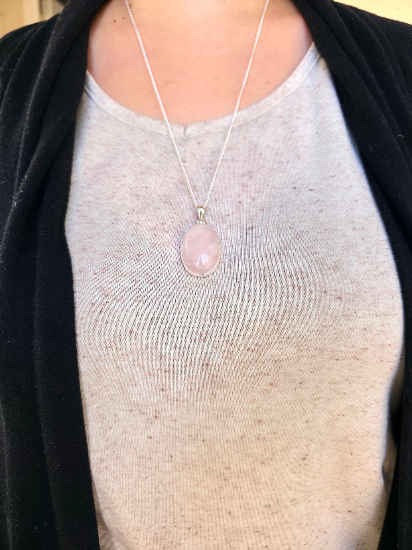 Cuarzo rosa natural en plata de ley estilo bohemio – colgante que calma y fortalece emociones.