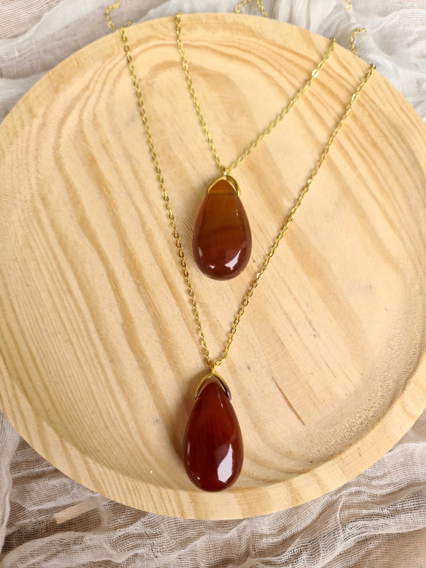 Colgante de cornalina natural en forma de gota con cadena dorada antialérgica, joya vibrante para vitalidad y creatividad.
