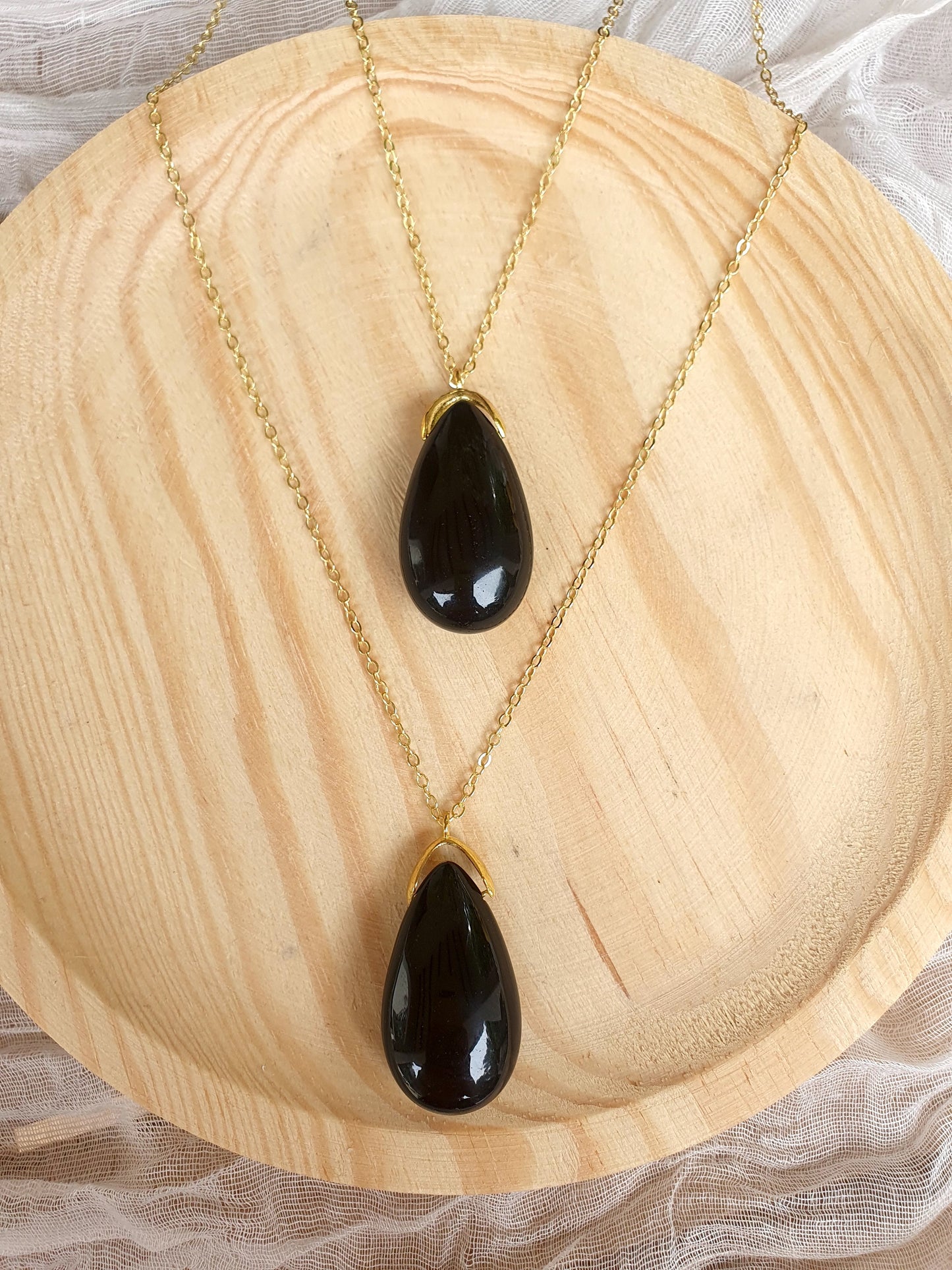 Colgante de obsidiana negra natural en forma de gota con cadena dorada antialérgica, joya de protección y fuerza espiritual.