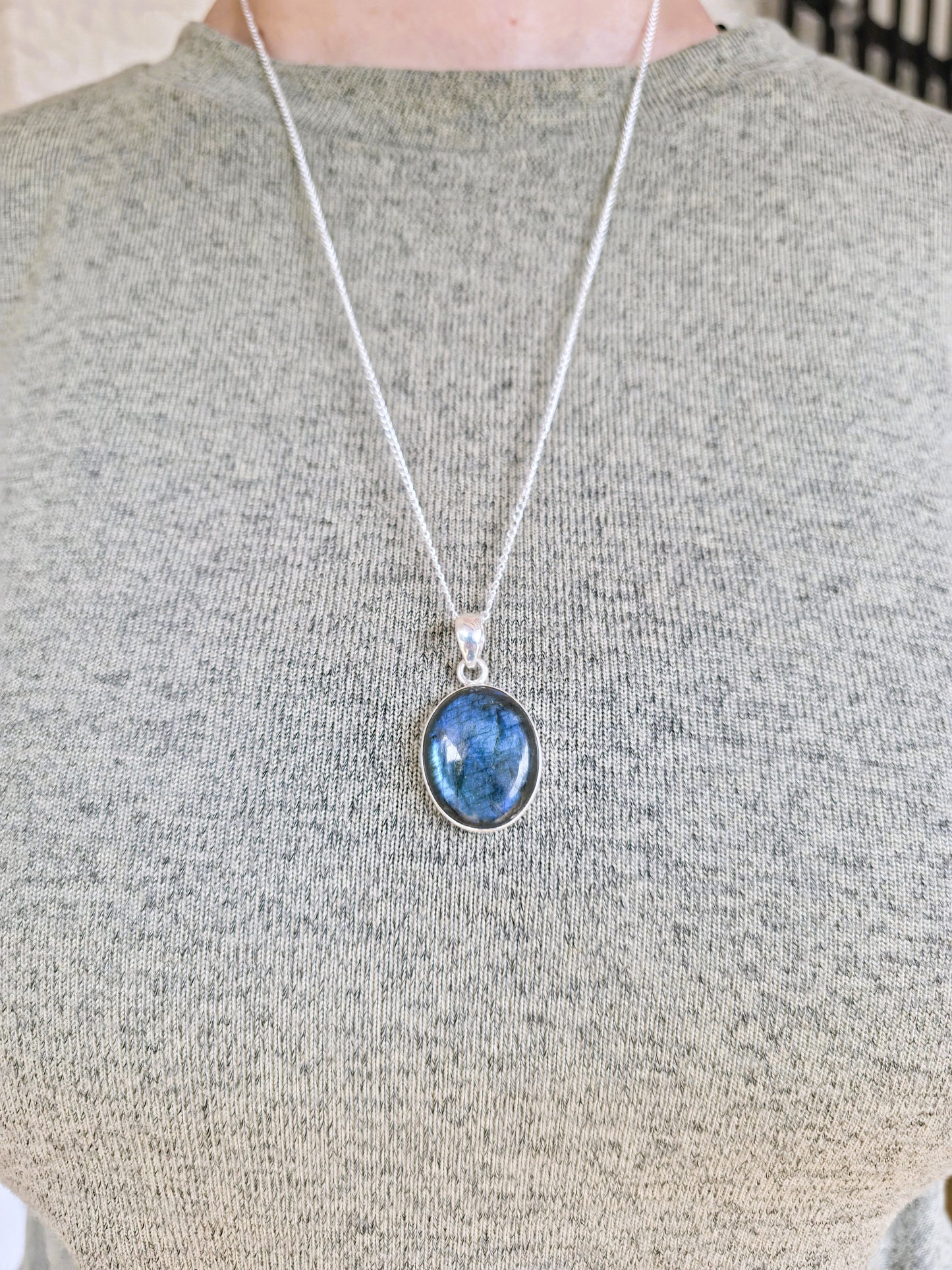 Colgante ovalado de labradorita azul AAA en plata de ley con destellos iridiscentes con cadena