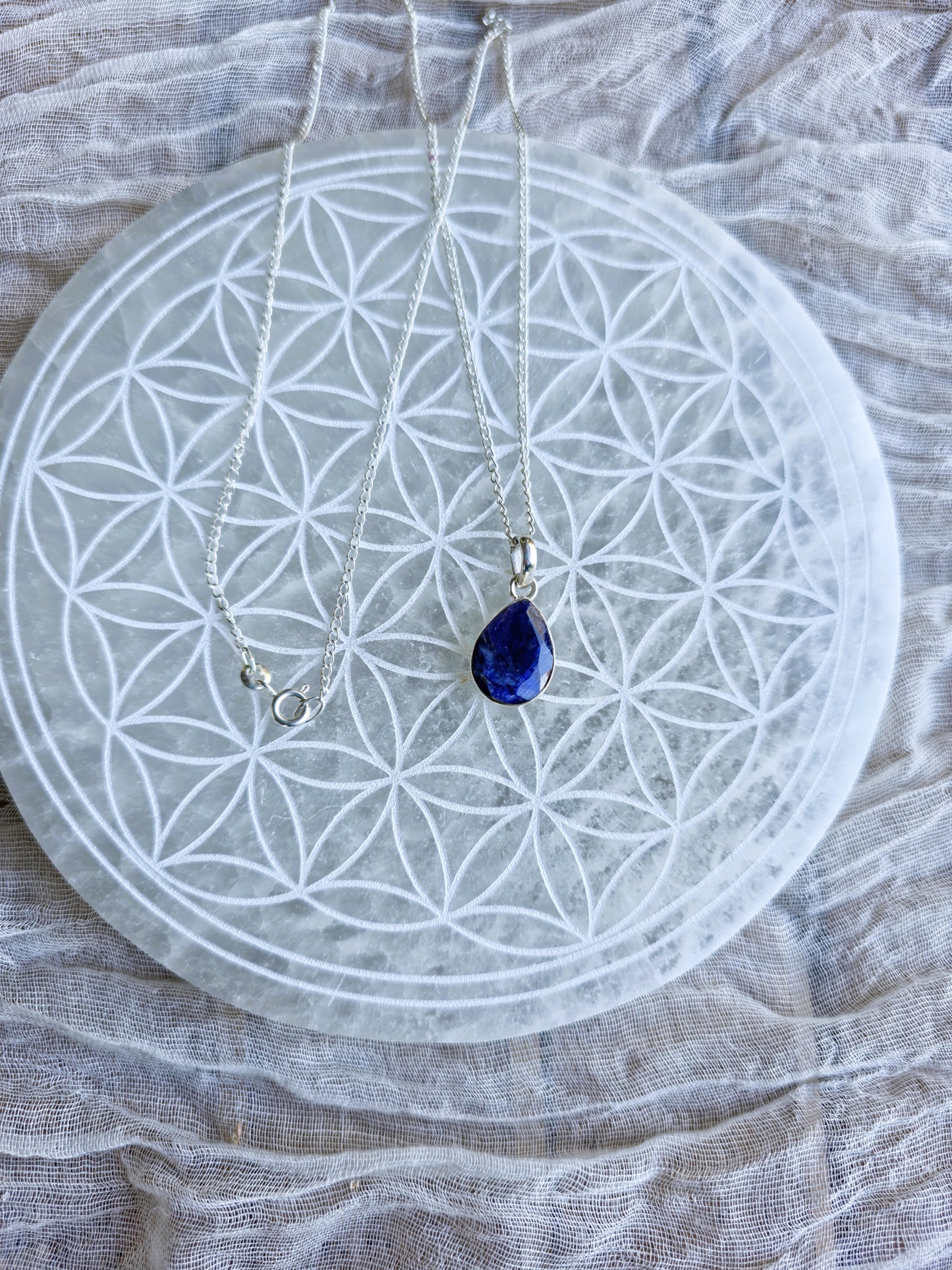 joya zafiro natural estilo elegante en forma de lágrima