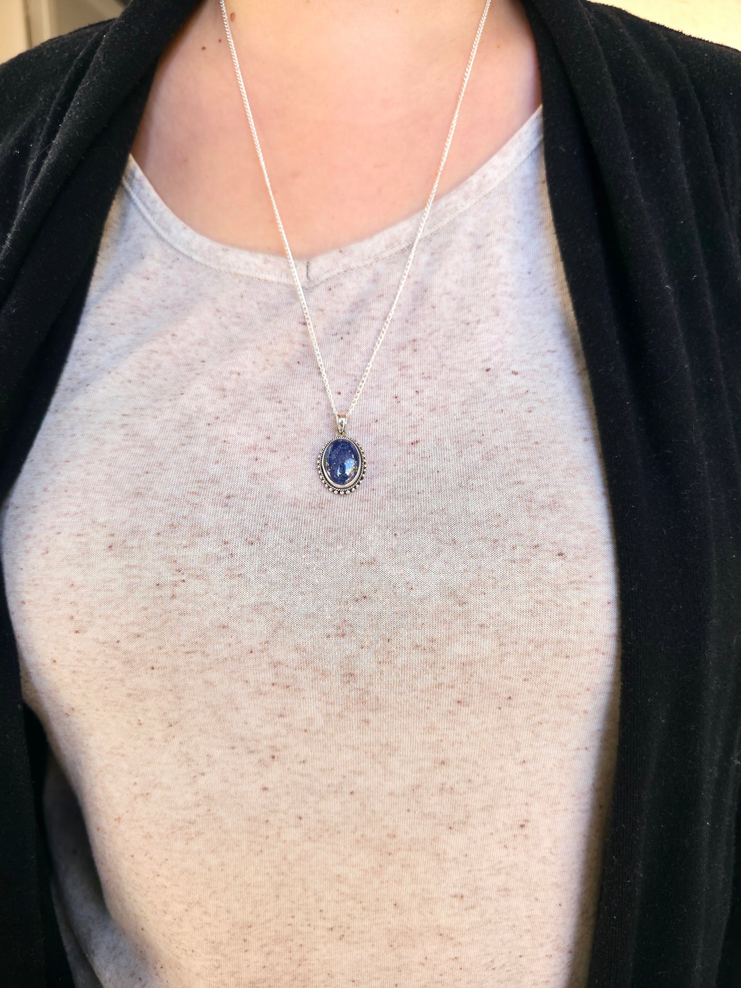 Lapislázuli natural en plata de ley estilo bohemio – colgante que alivia estrés, ansiedad y promueve creatividad.