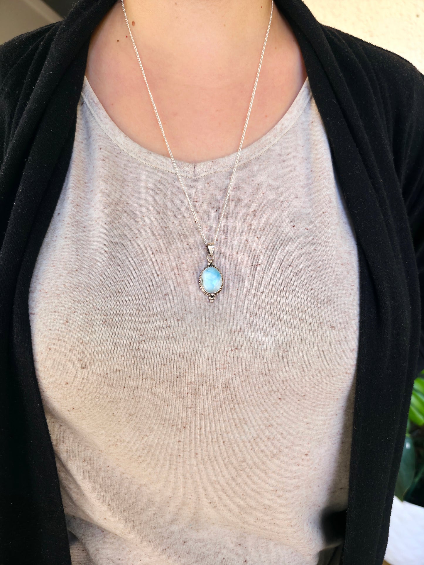 Larimar natural en plata de ley estilo bohemio – colgante que fomenta paz interior y meditación.