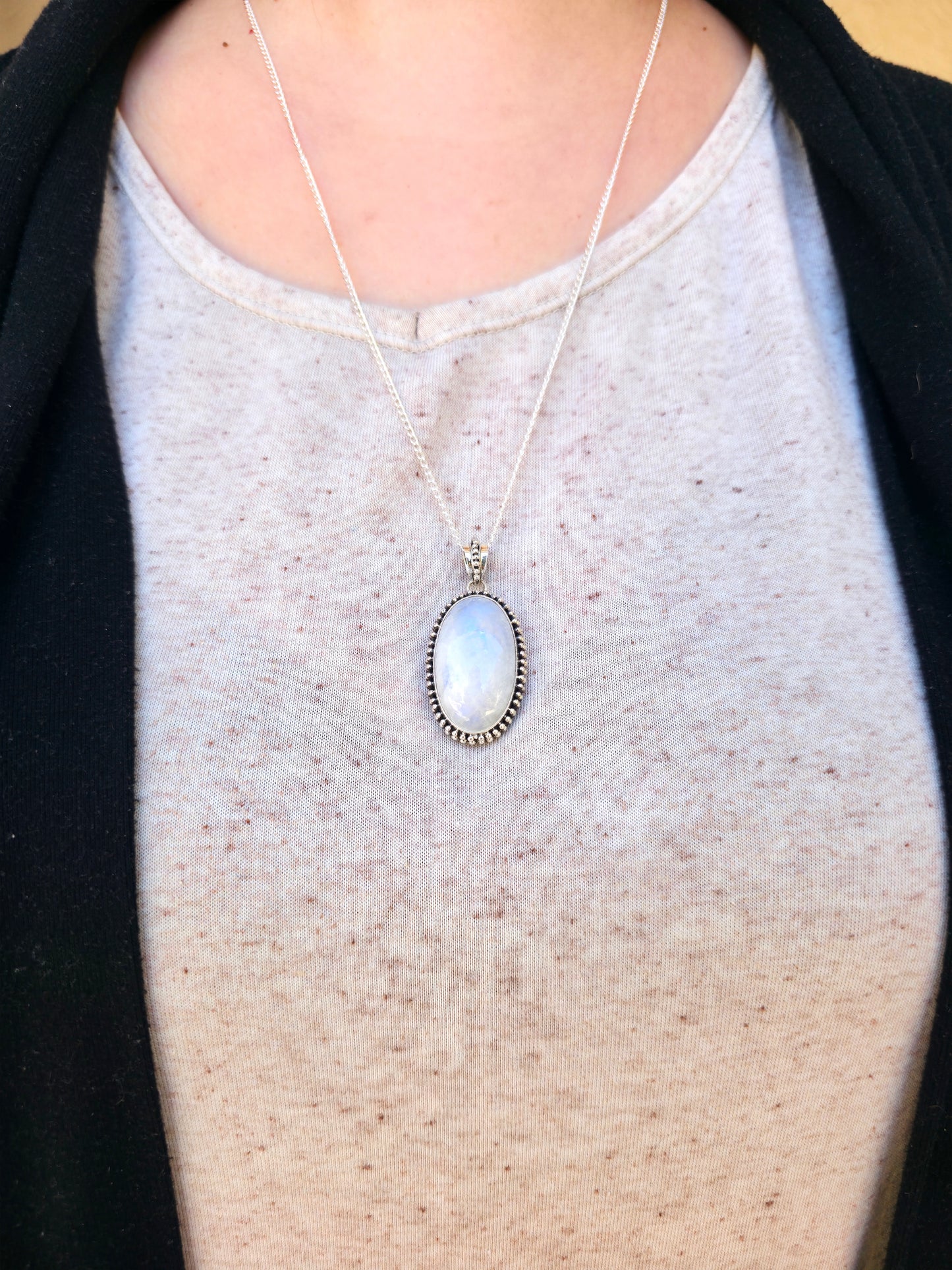 Piedra luna natural en plata de ley estilo bohemio – colgante protector y elegante.