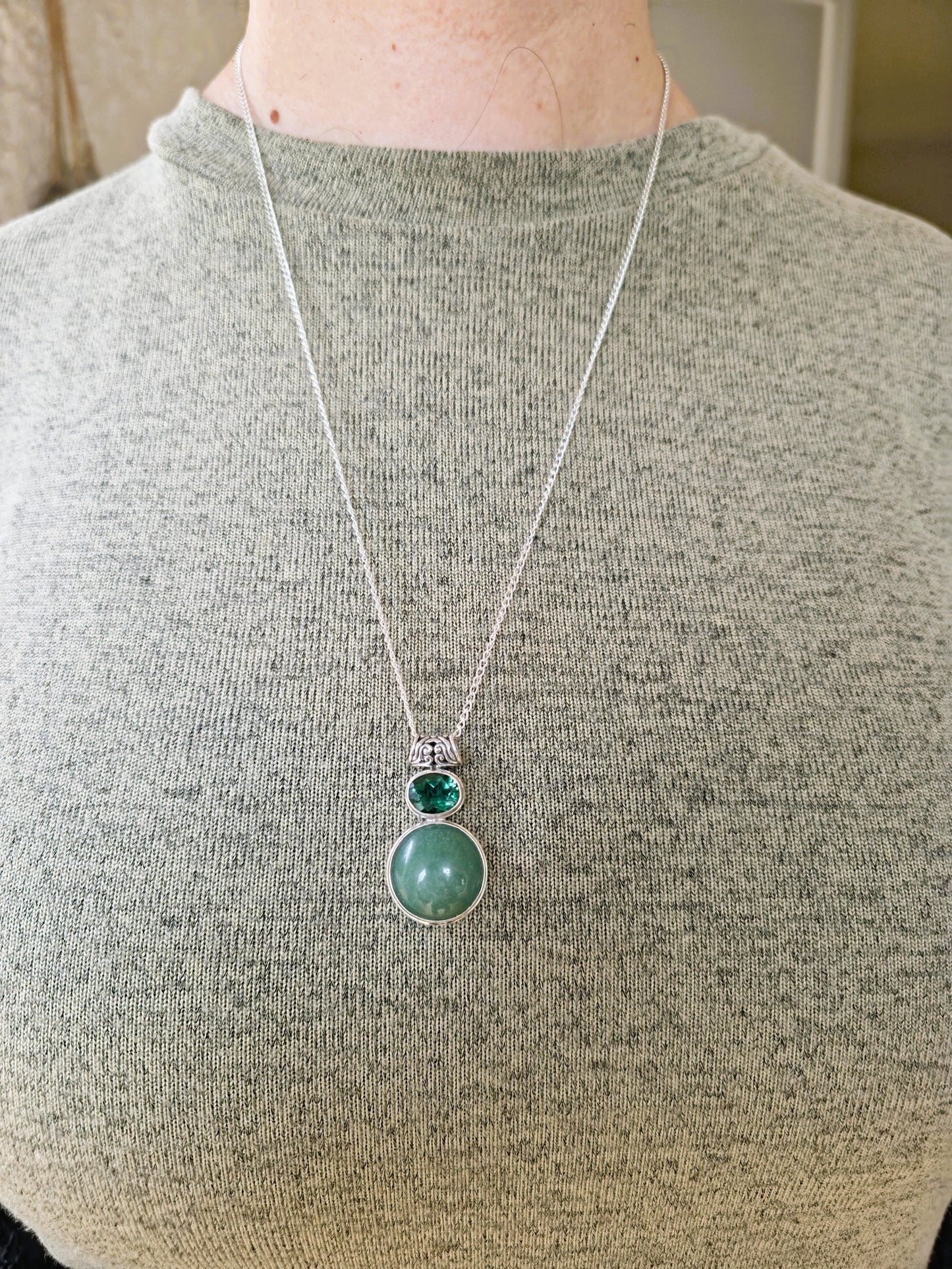 Colgante circular de aventurina verde con enganche bohemio