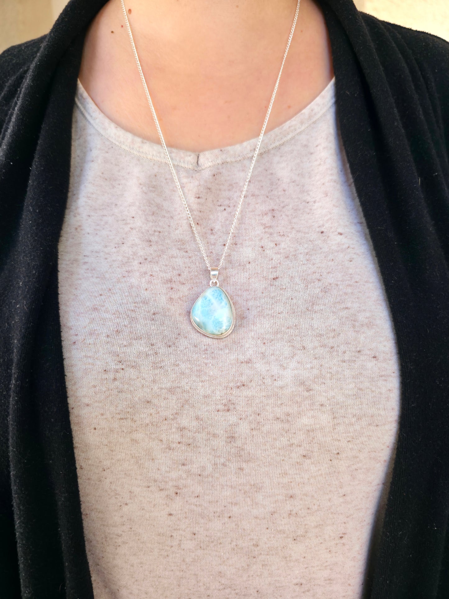 Larimar natural en colgante de plata chapada – paz interior, meditación y armonía energética.