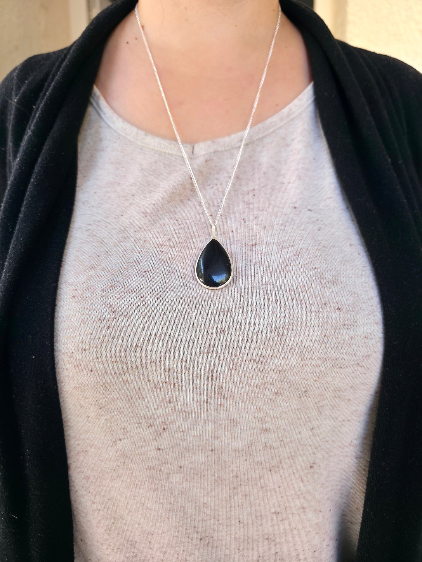 Obsidiana negra natural en colgante de plata chapada – elimina energías negativas y potencia la claridad.