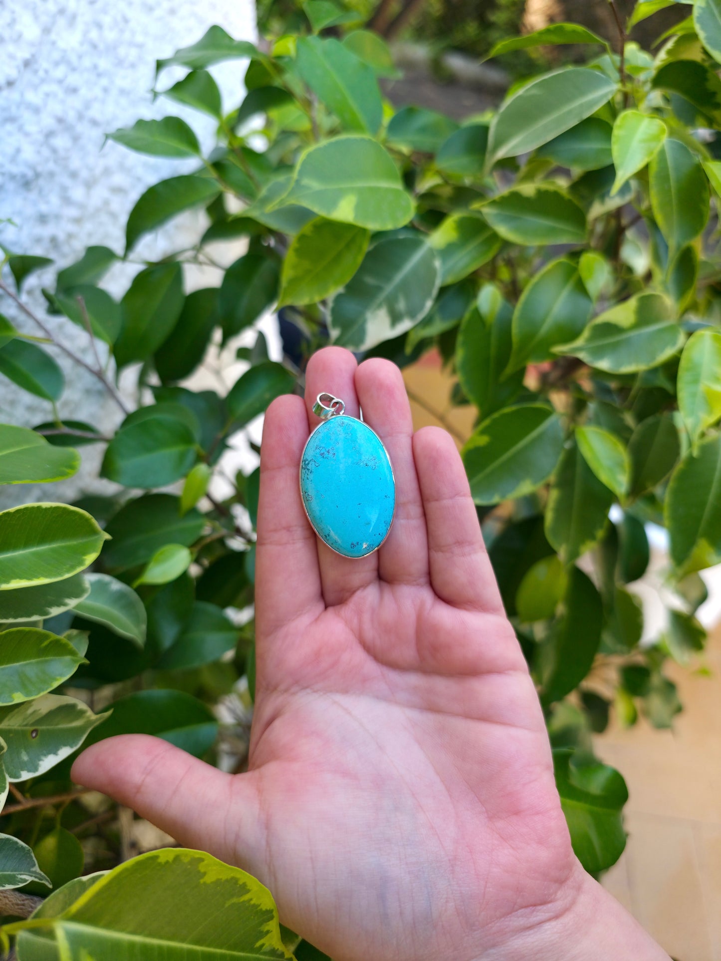 Colgante de turquesa cabujón en plata de ley chapada – 30 mm, calma y protección emocional.