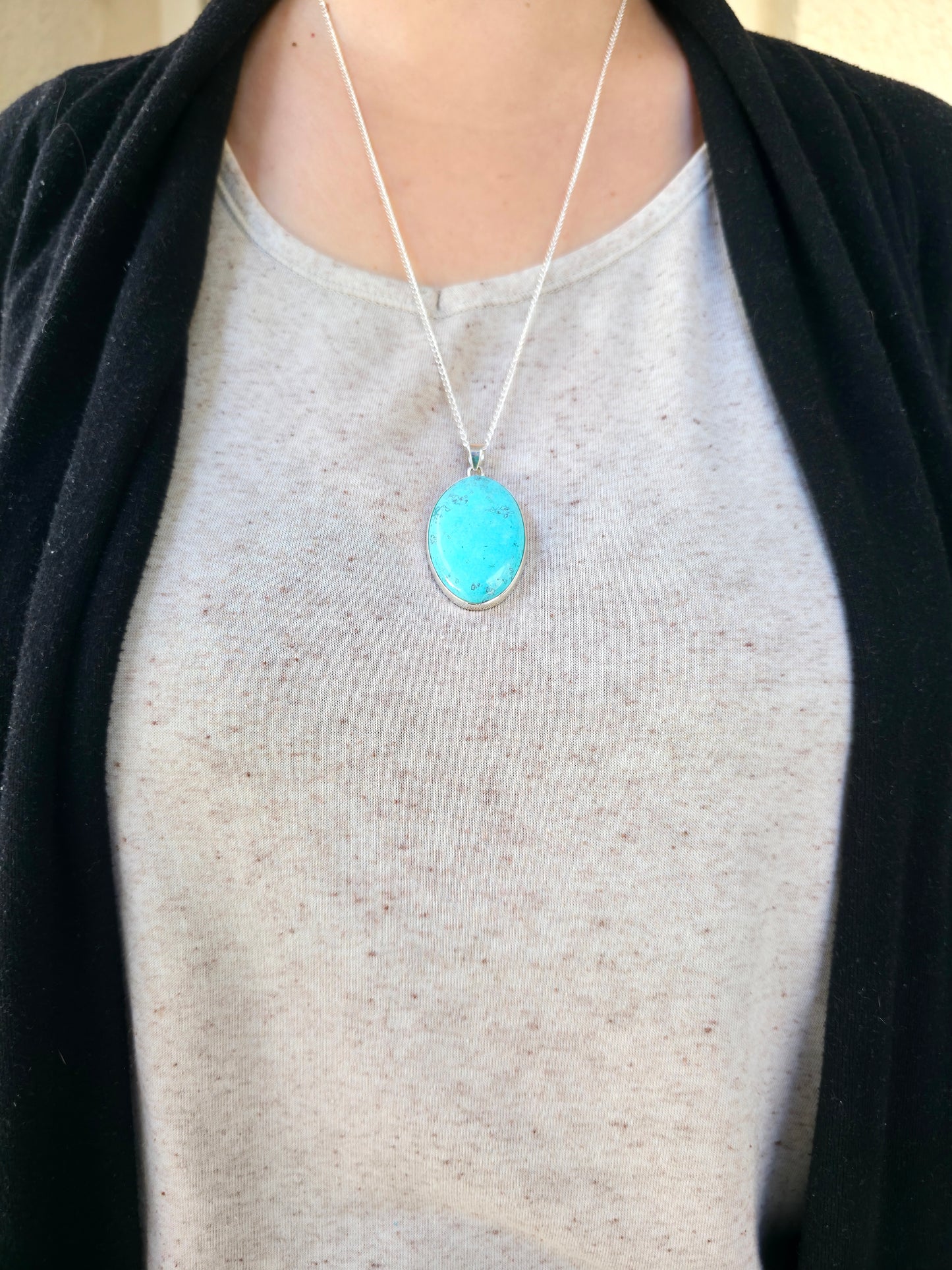 Turquesa natural en colgante de plata chapada – equilibrio, sabiduría y amuleto de la suerte.