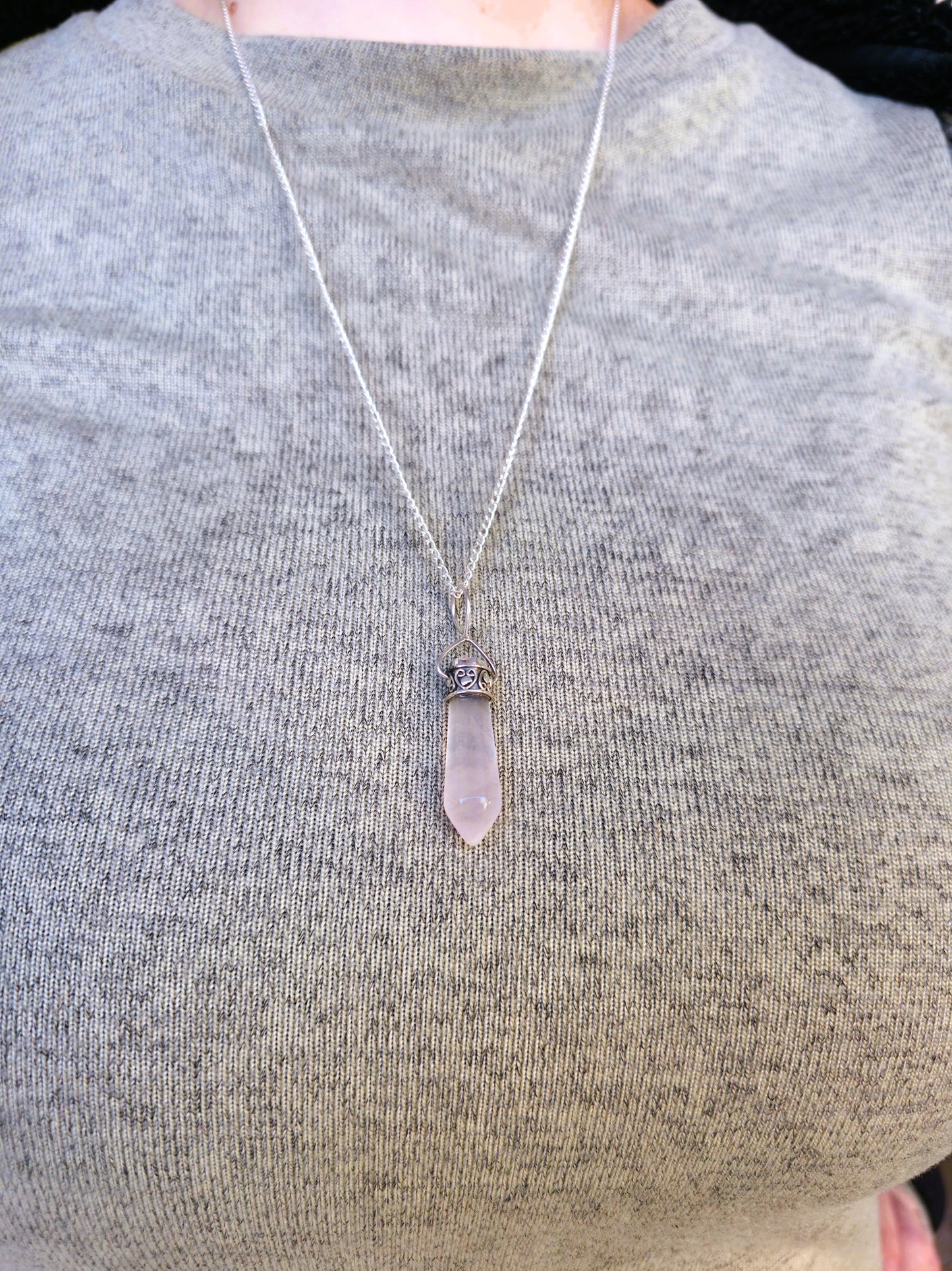 Joya colgante cuarzo rosa natural energía amor y sanación emocional