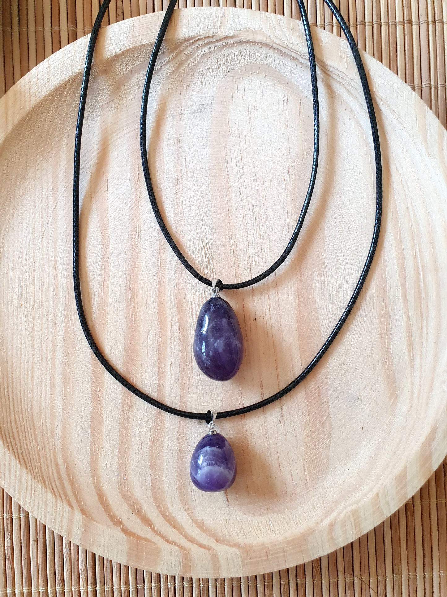 Colgante de Amatista natural rodado, tono violeta translúcido, con gargantilla opcional.