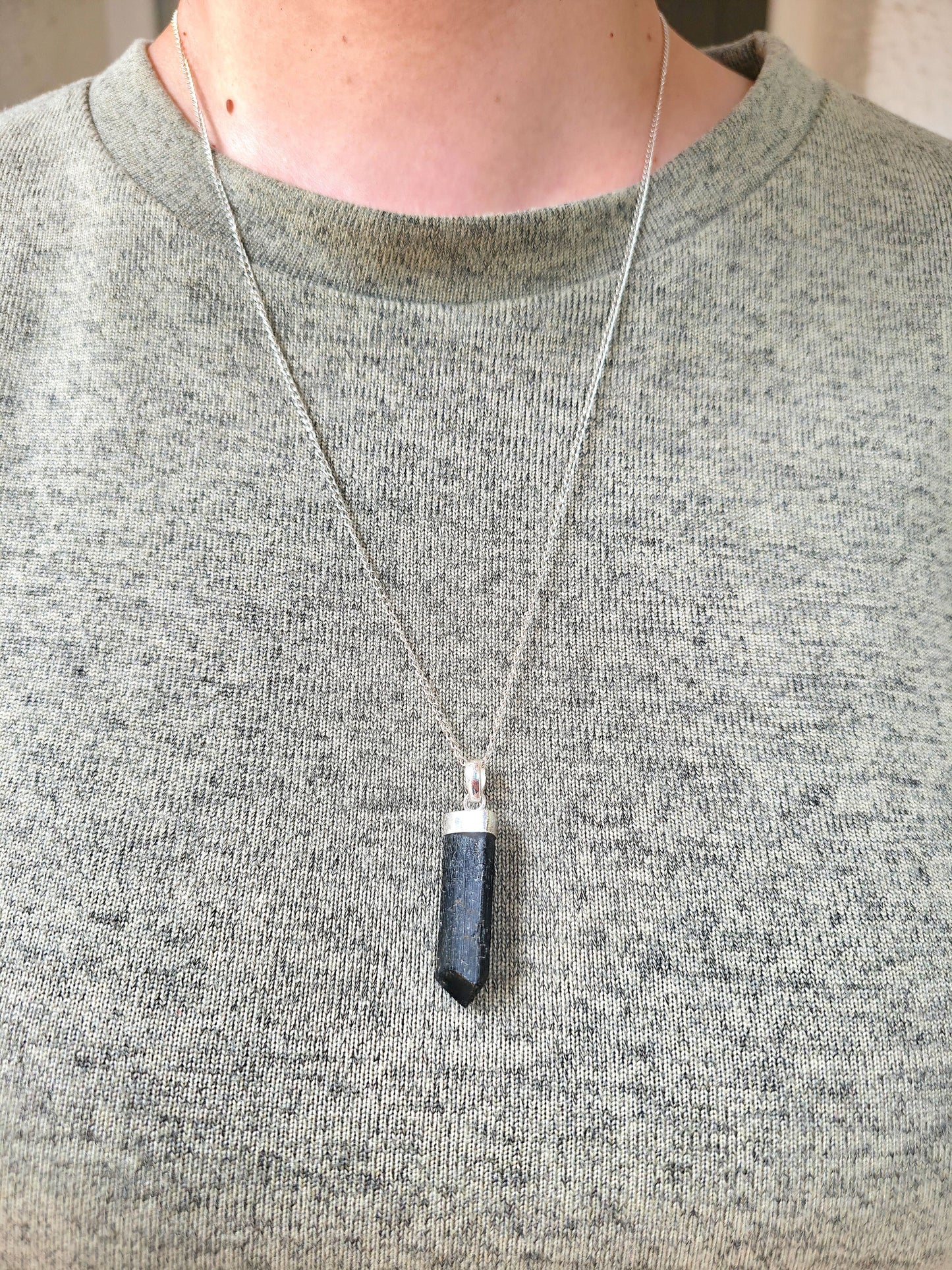 colgante turmalina negra barra plata 25 mm minimalista protector energetico con cadena de plata de ley