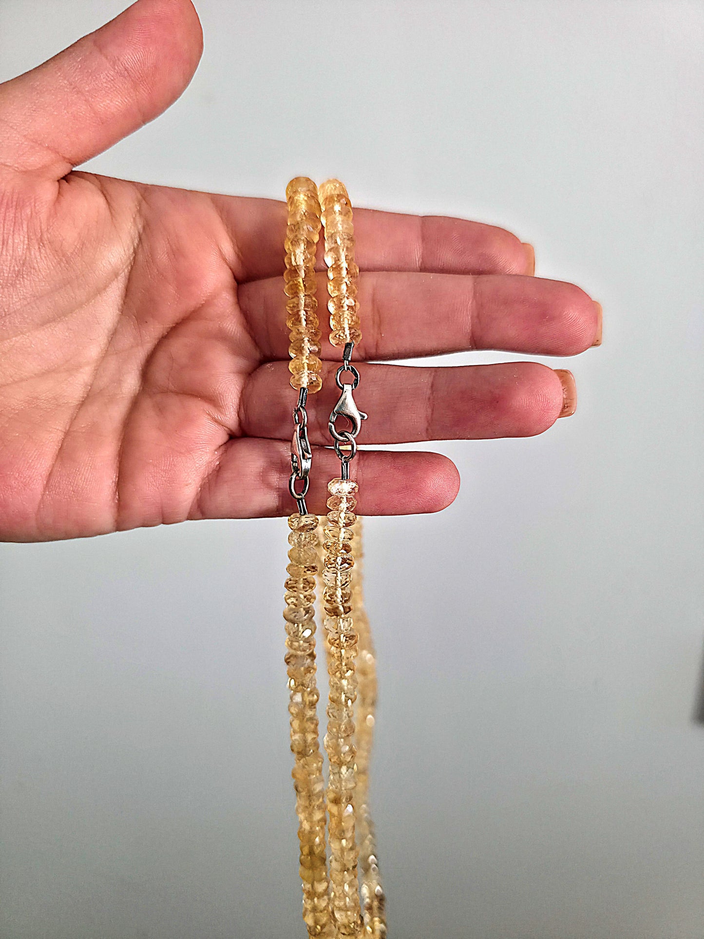 collar de cuentas facetadas de citrino calidad extra plata de ley detalle