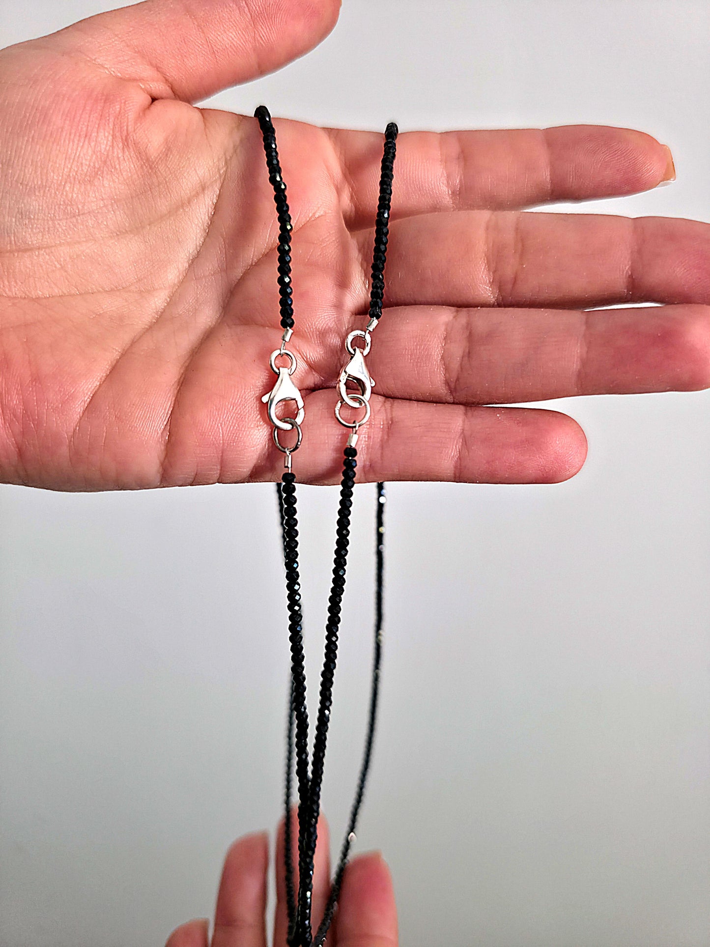 collar de cuentas facetadas de turmalina negra calidad extra plata de ley detalle