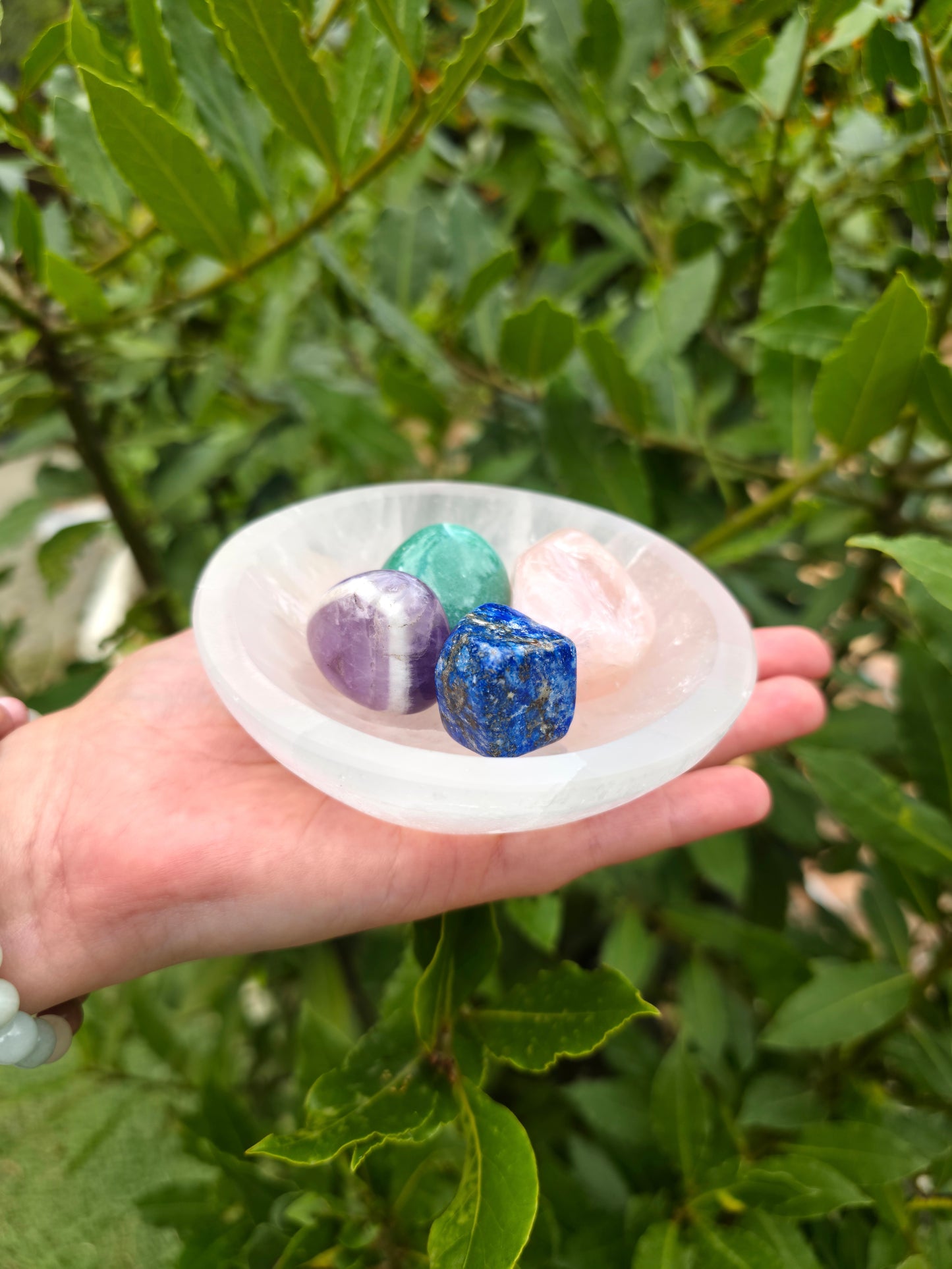 Cuenco de selenita natural de 100 mm de diámetro con minerales dentro