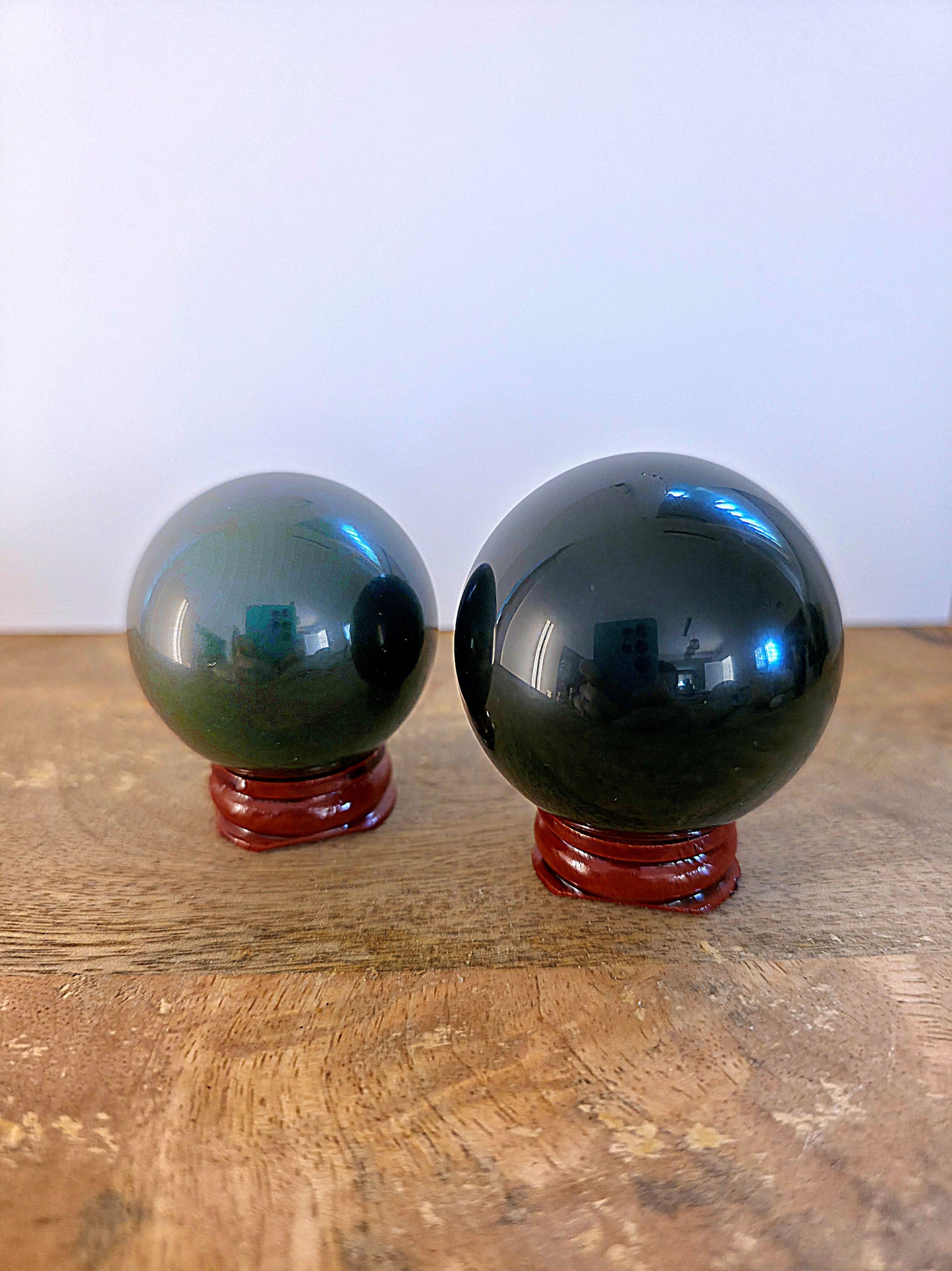 esfera obsidiana arcoiris natural con base de madera modelo 2