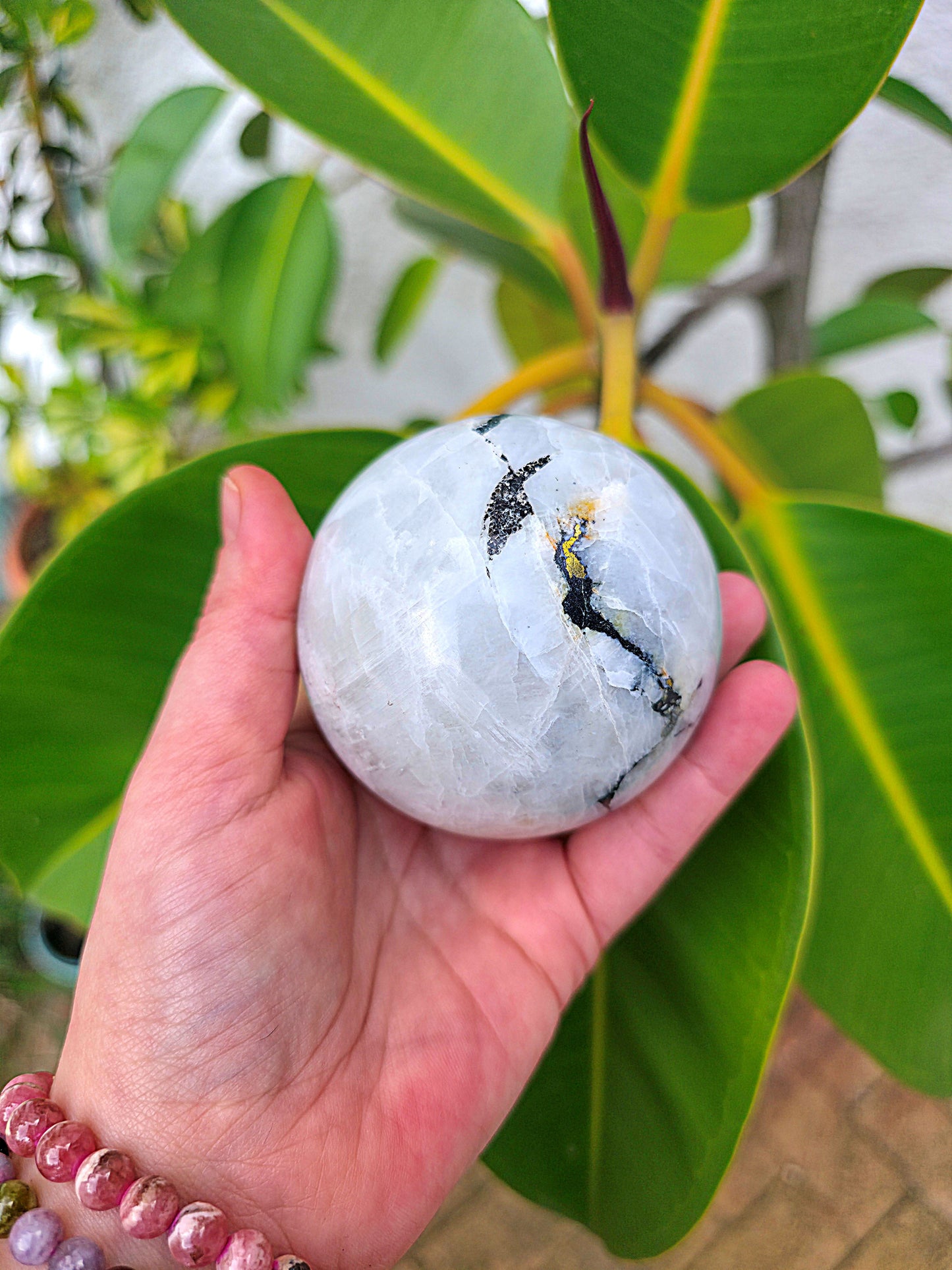esfera de piedra luna natural grande pulida con destellos nacarados energía femenina