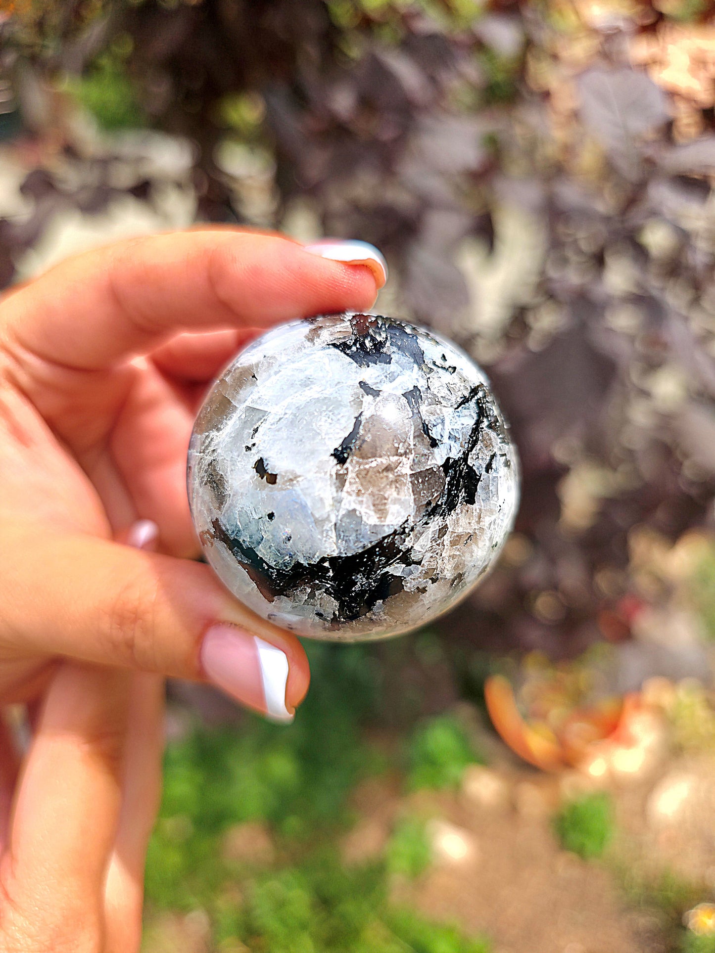 esfera piedra luna natural con base de madera modelo 4