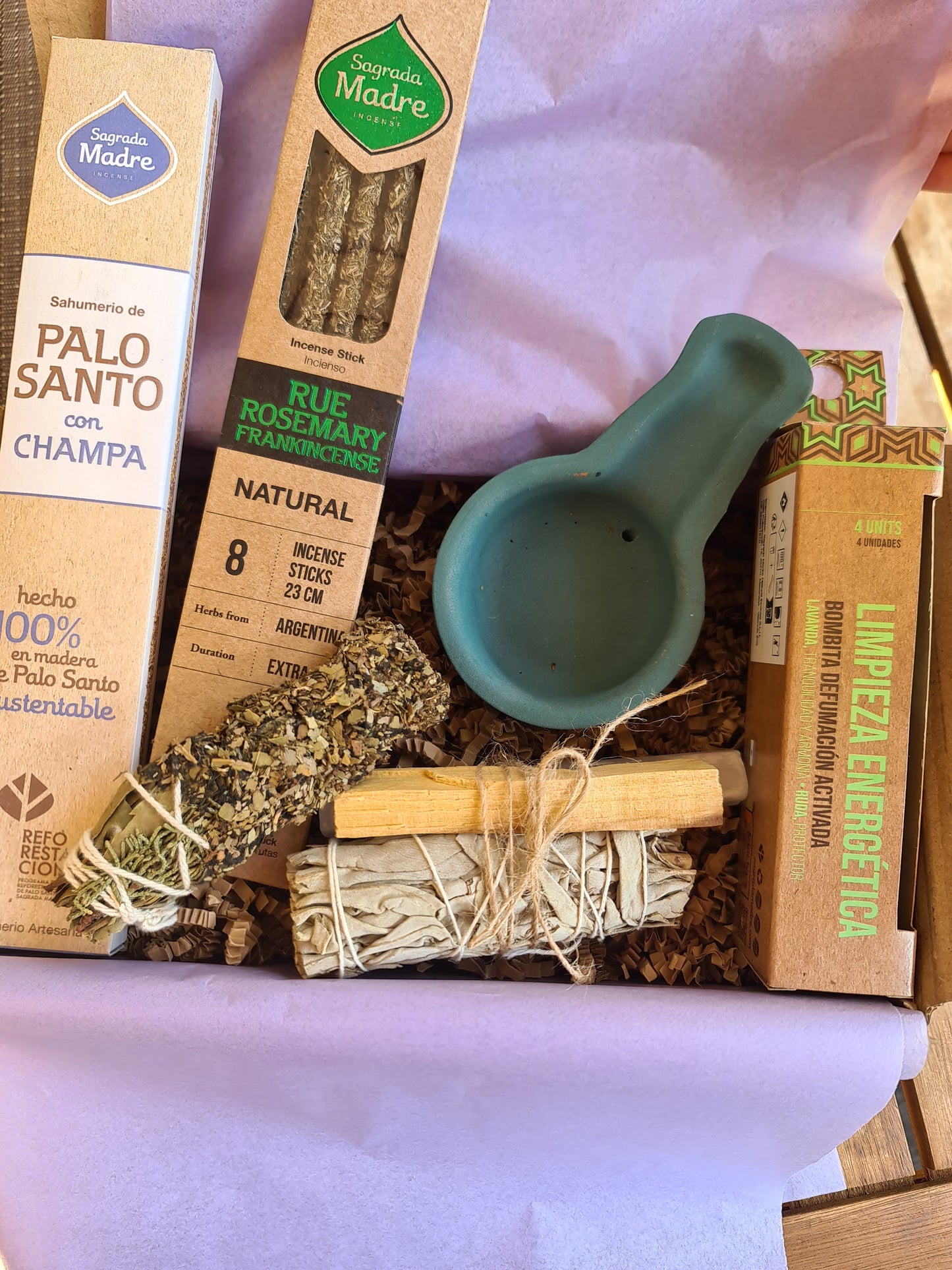 Caja ritual con selenita, bombitas y quemador de cerámica para purificar espacios.