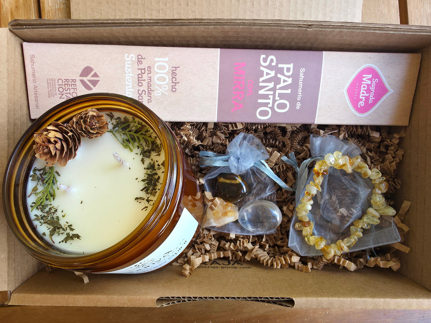 Ritual de abundancia y protección con cristales y vela artesanal