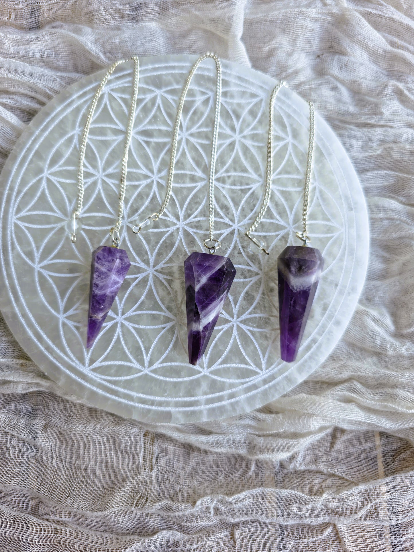 Péndulo de Amatista Bandeada con Cadena Plateada y Cuarzo Cristal