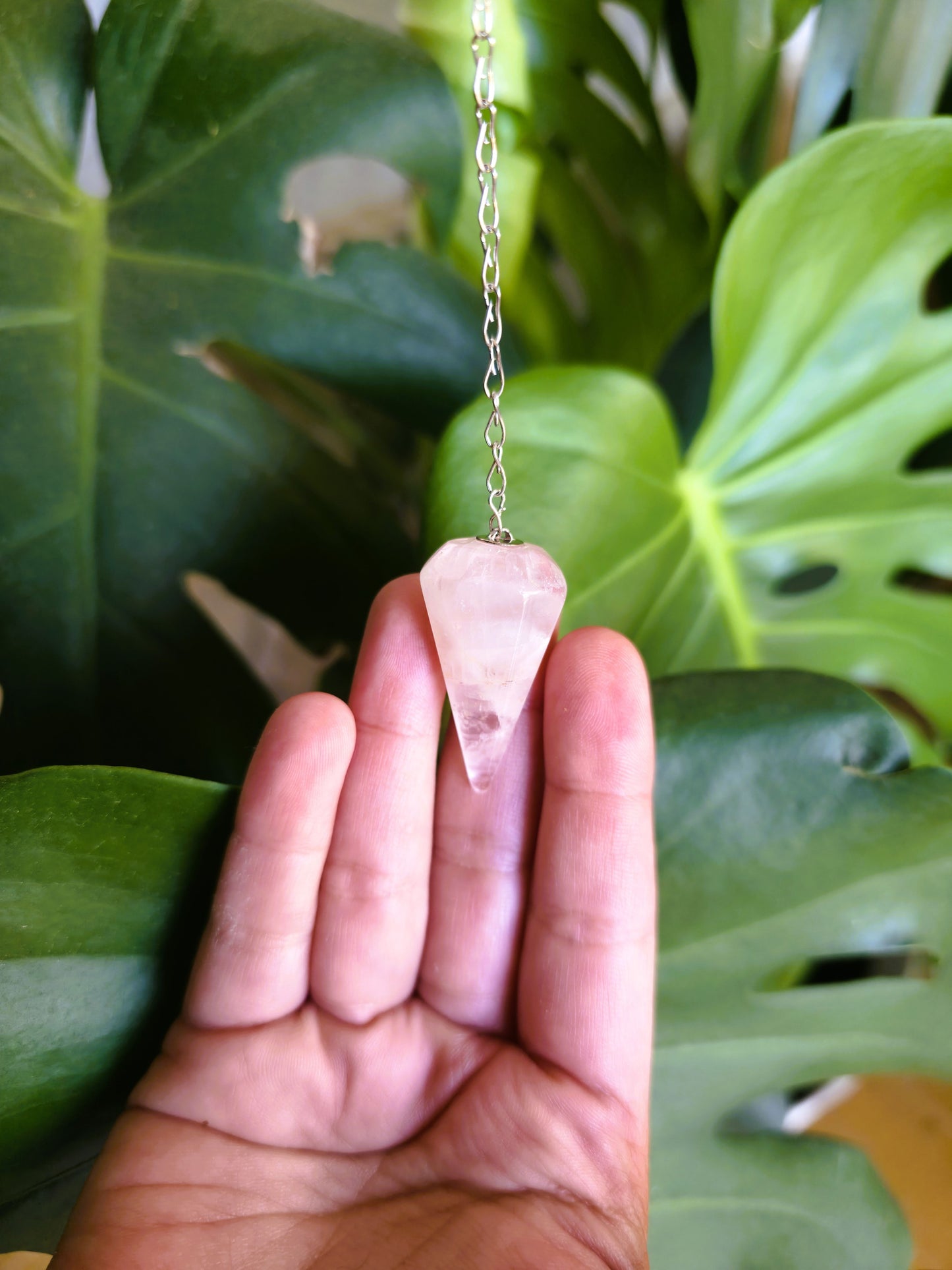 Péndulo de cuarzo rosa natural con cadena plateada