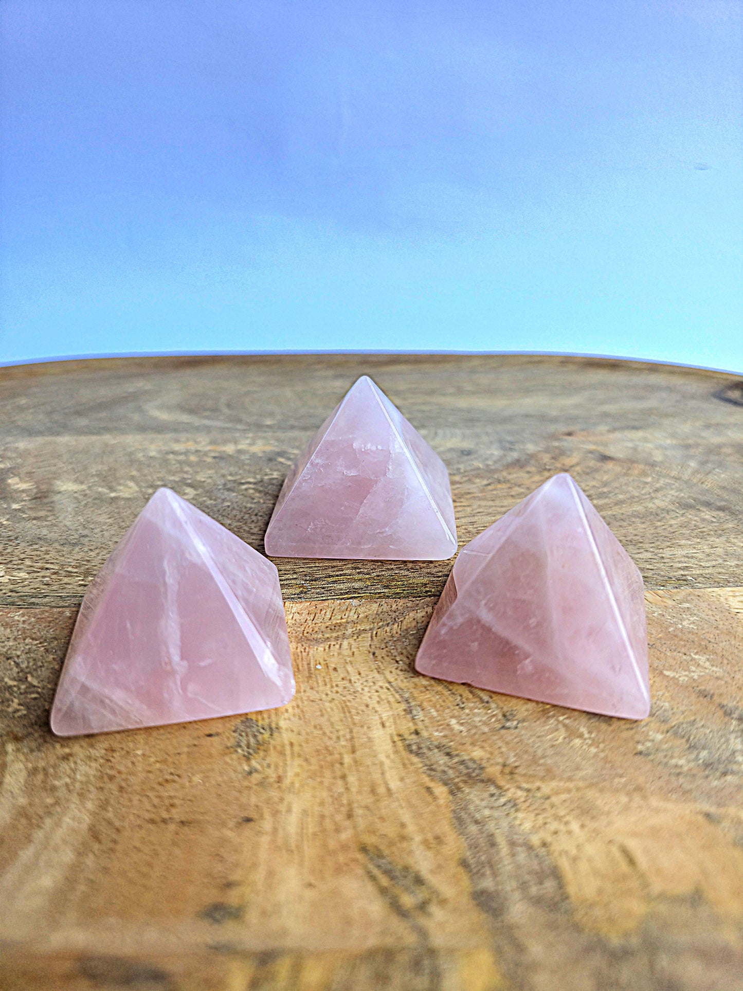 Pirámide de cuarzo rosa de 4 x 4 cm. Ideal para amor propio, relaciones y compasión