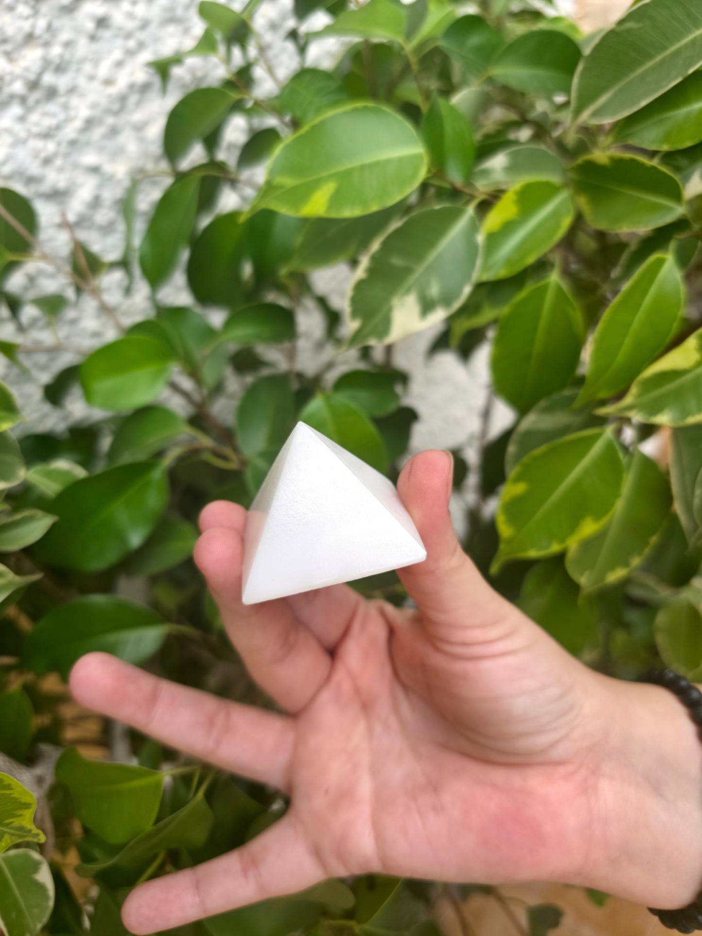 Pirámide decorativa ónix pulido equilibrio y fuerza