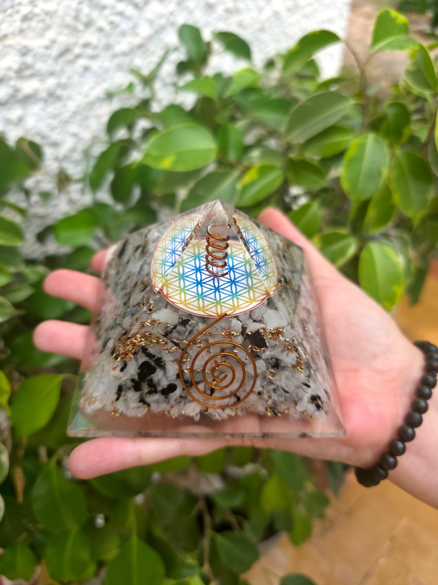 Pirámide energética de piedra luna y orgonita para armonizar espacios
