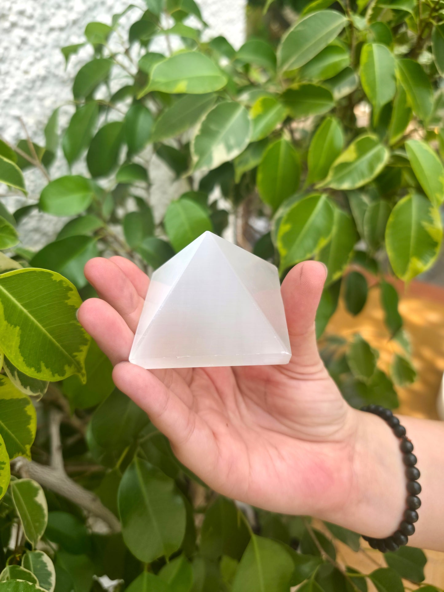 Pirámide de selenita para limpieza energética y decoración