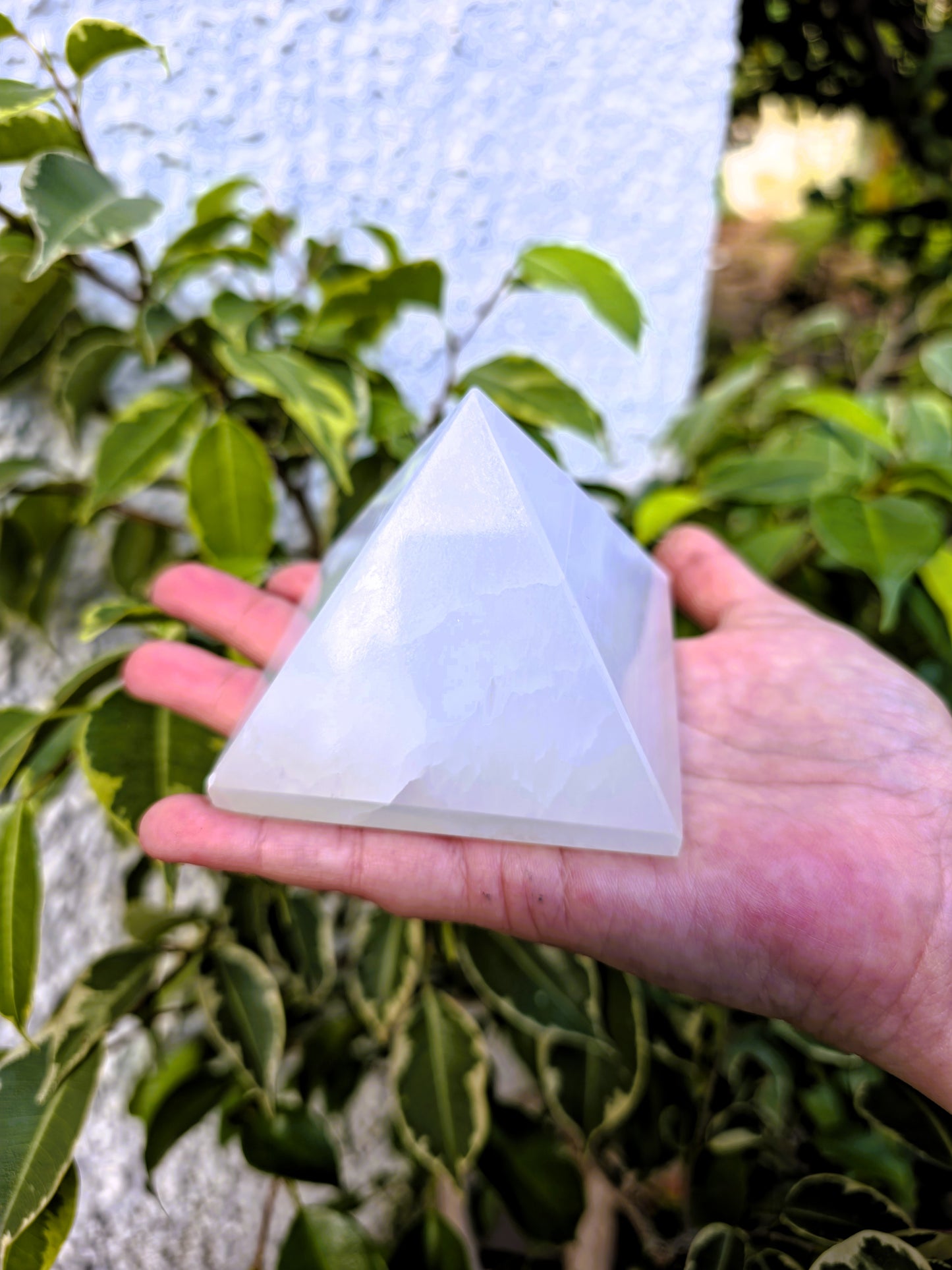 Pirámide de selenita de 60 a 70 mm pulida