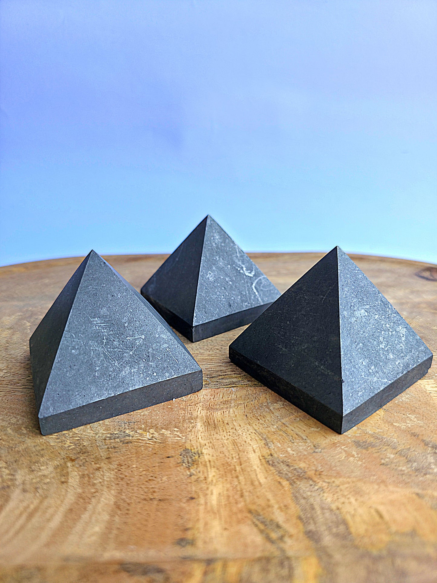 Pirámide de shungita natural sin pulir de 55 x 55 mm aprox.