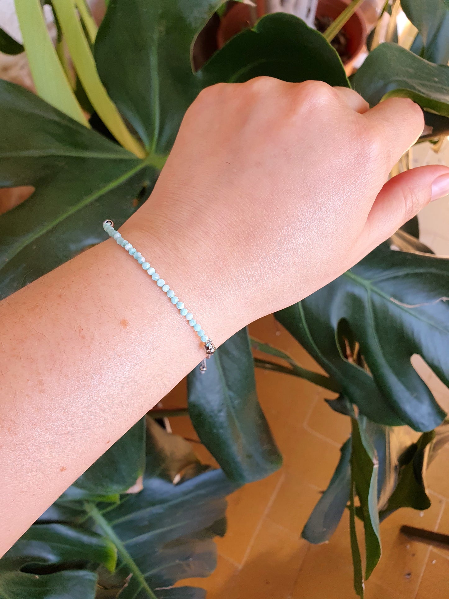 Pulsera ajustable de macramé con Amazonita facetada natural – joya de equilibrio y frescura interior.