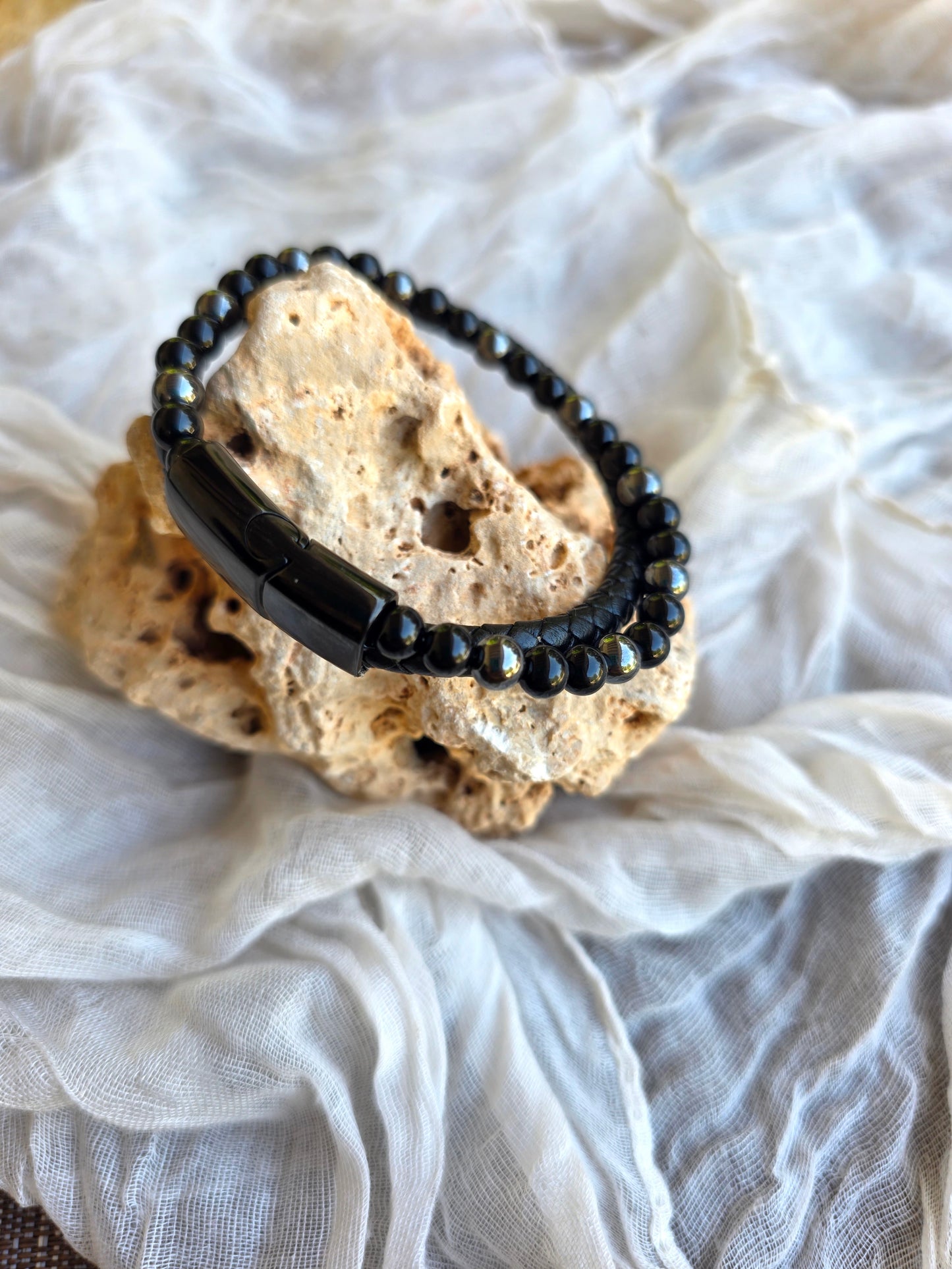 Pulsera Aska de Cuero Negro con Hematite y Ónix – Energía y Protección