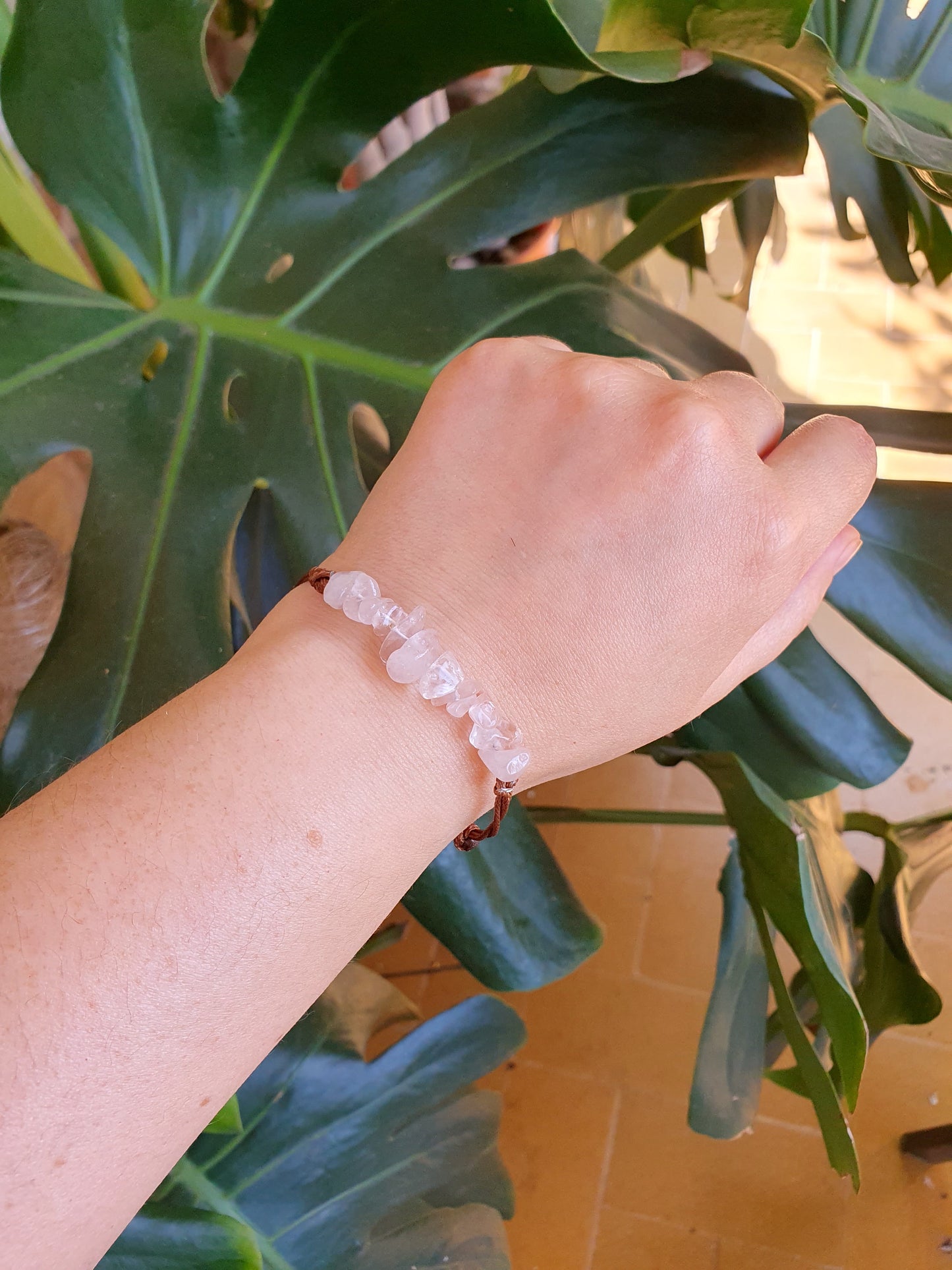Detalle de chips de Cuarzo Rosa natural en pulsera ajustable para atraer amor propio y serenidad.