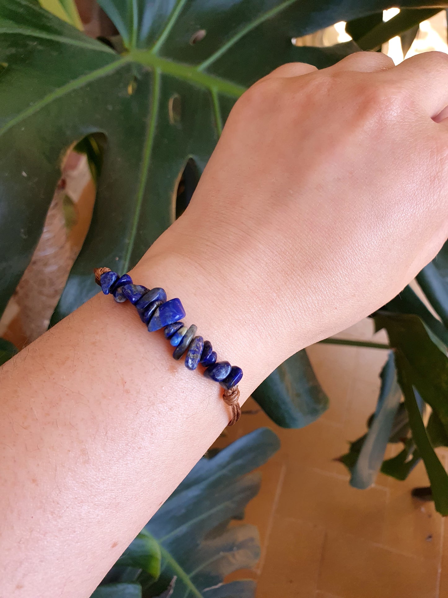 Detalle de chips de Lapislázuli natural en pulsera ajustable para estimular visión interior y creatividad.