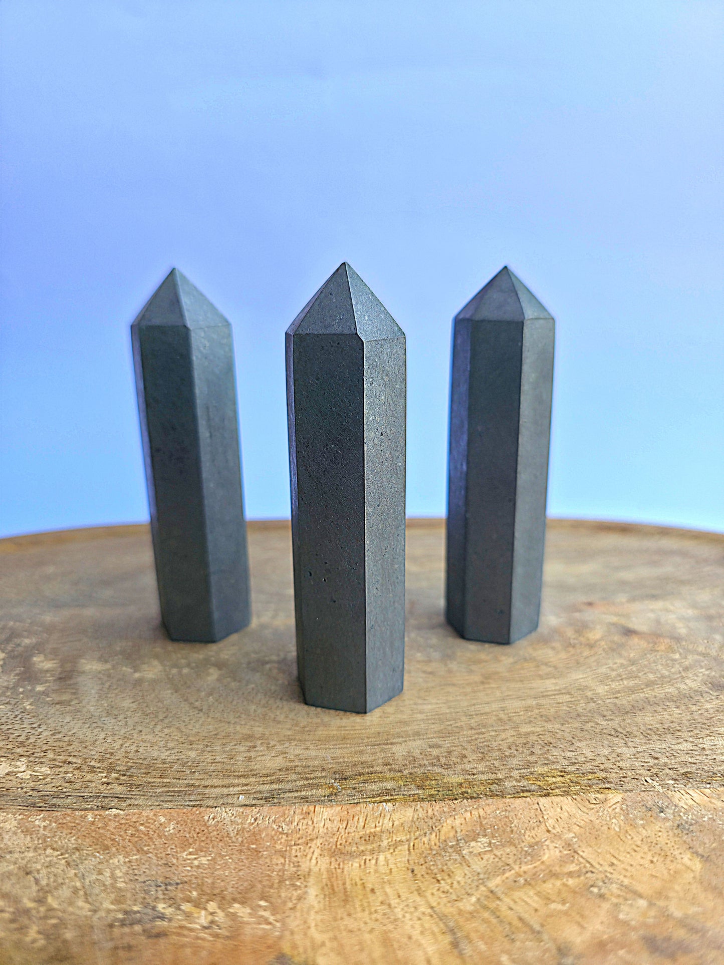 Punta generadora de shungita sin pulir de 10 cm alto x 2,5 ancho