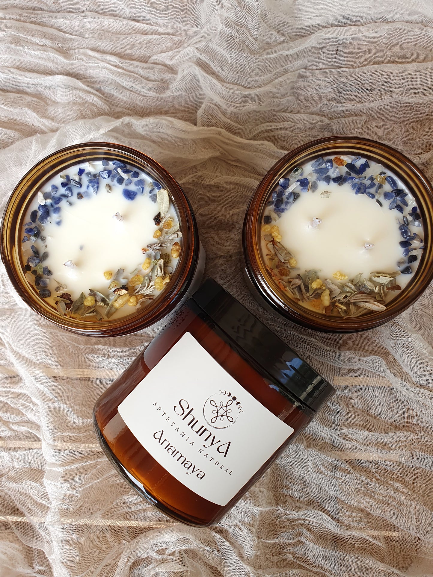 Vela aromática artesanal Anamaya de cera de soja, hecha a mano, con aromas naturales relajantes en tarro de cristal.