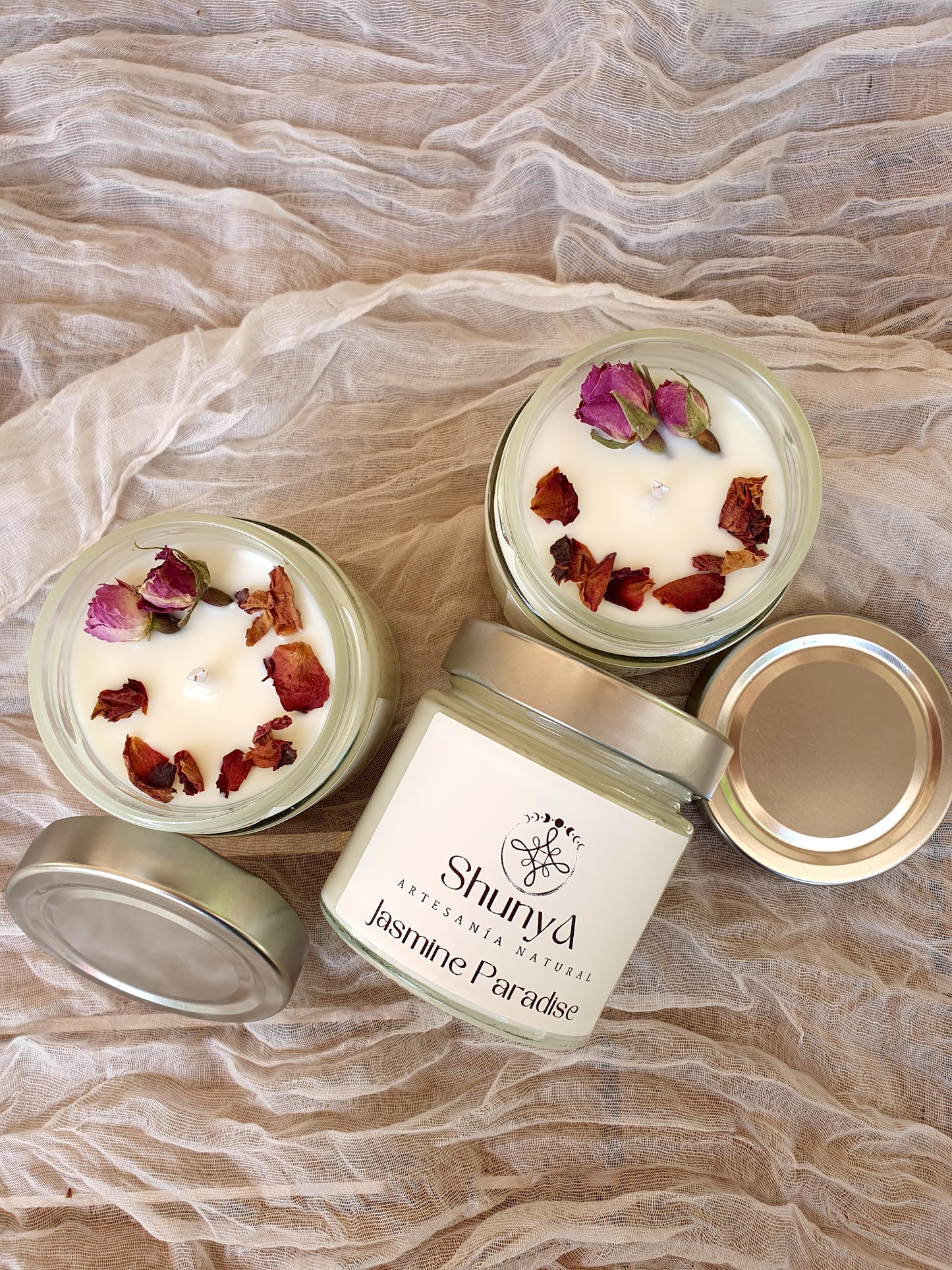 Vela aromática artesanal Jasmine Paradise de cera de soja, con aroma natural a jazmín y rosas, elaborada a mano en tarro elegante.