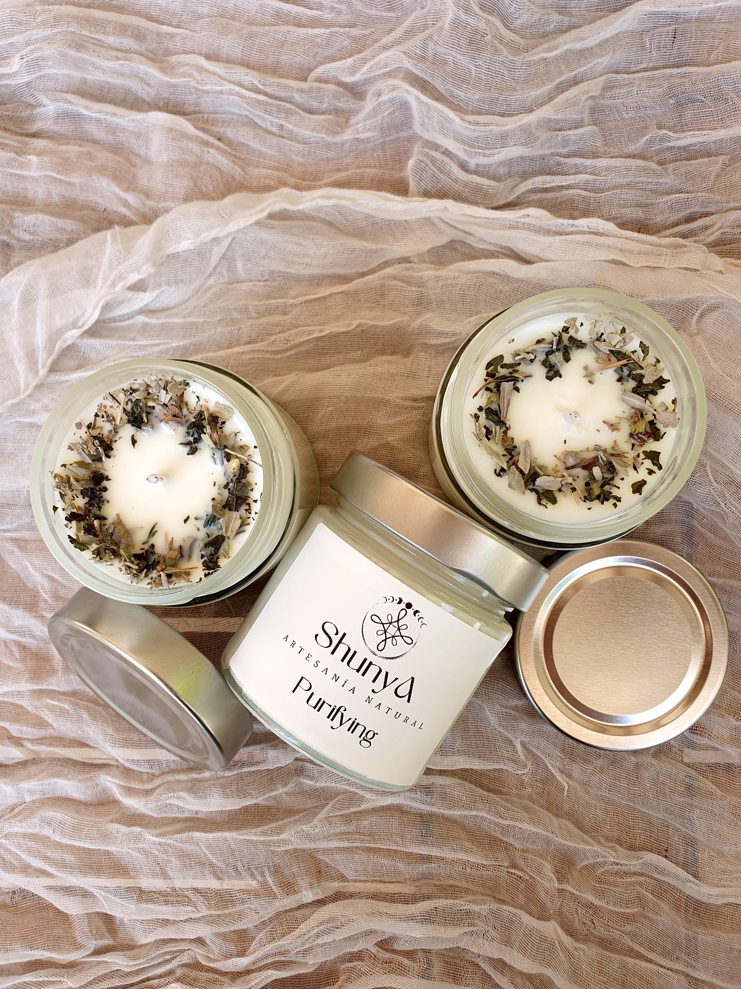 Vela aromática artesanal Purifying de cera de soja, elaborada a mano, aroma natural purificante para armonizar espacios.