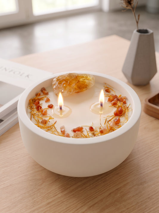 Vela aromática artesanal Eternal Glow con citrino en bruto, piedra sol y pétalos de caléndula encendida